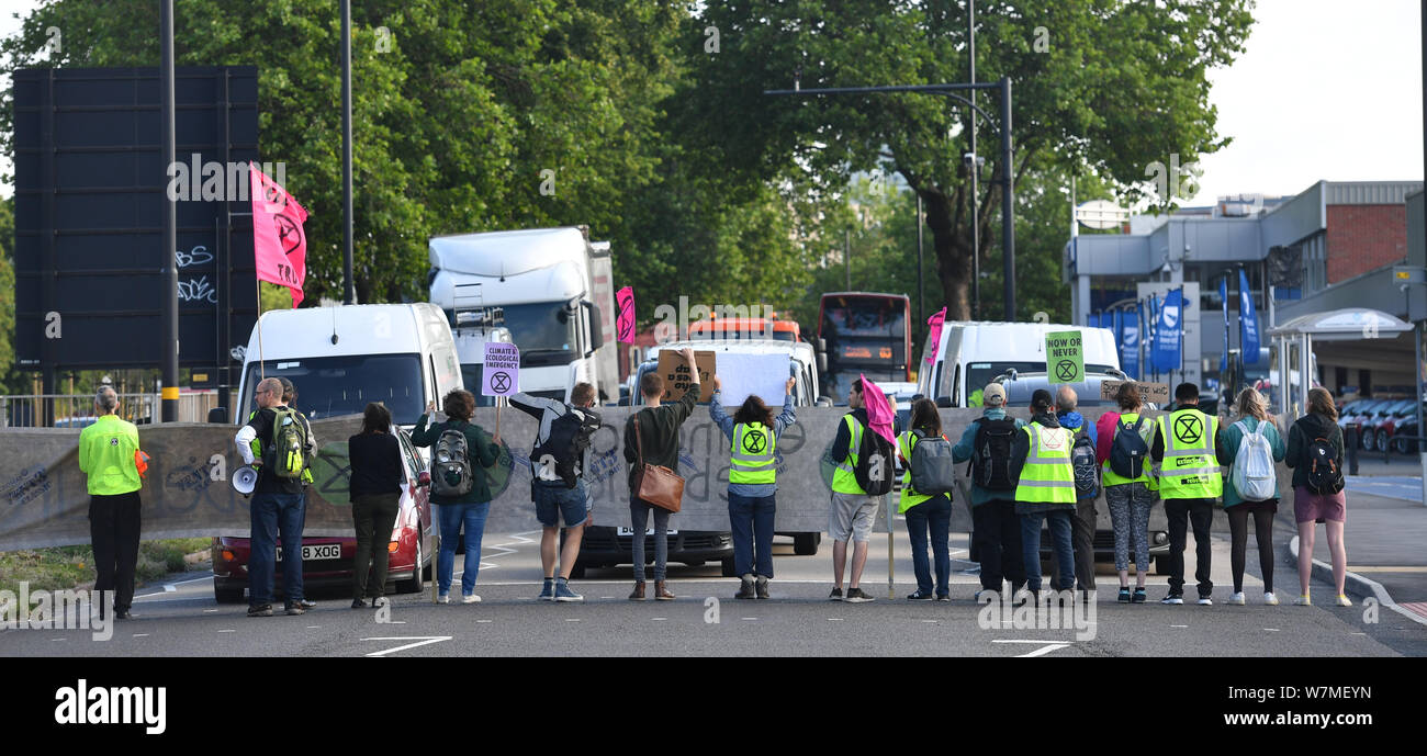 Rébellion Extinction protestataires bloquent le trafic à Birmingham, Bristol Road. Banque D'Images