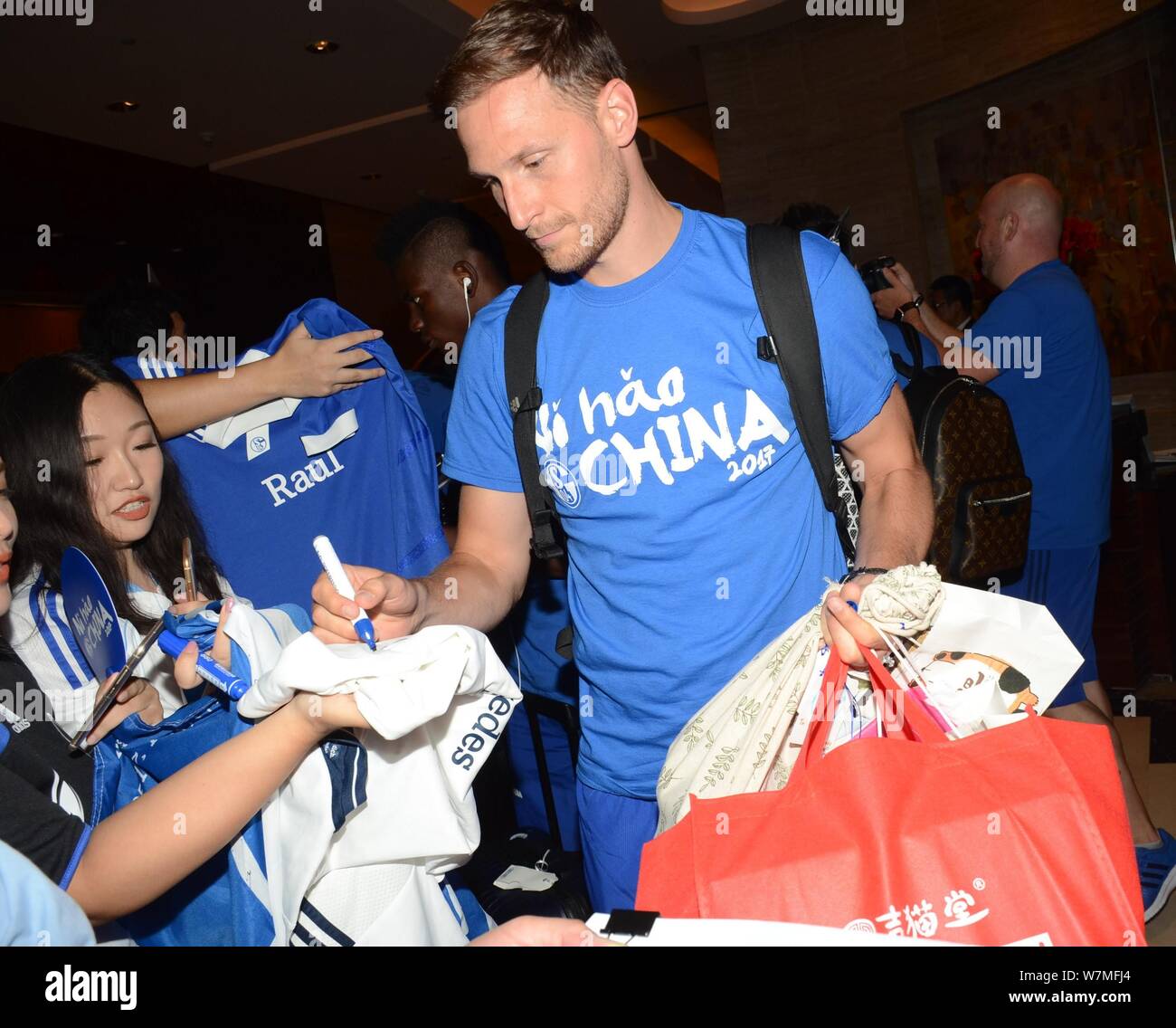 Joueur de football allemand Benedikt Howedes de FC Schalke 04 est représenté après l'arrivée à l'hôtel à Shanghai, Chine, le 17 juillet 2017. Banque D'Images