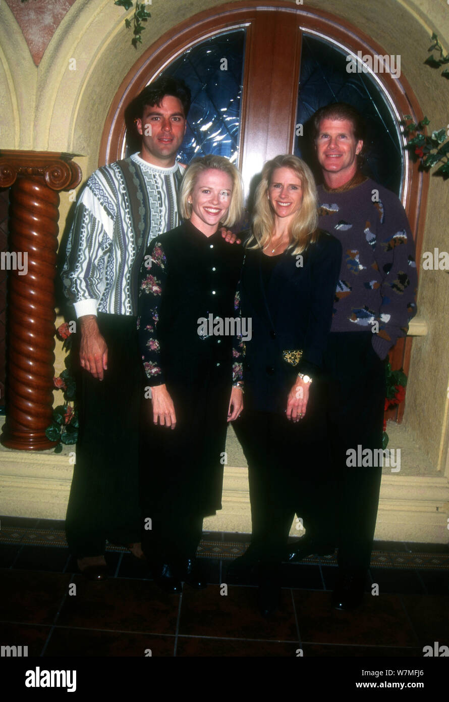 Las Vegas, Nevada, USA 22 octobre 1994 (exclusif) (L-R) Todd joueur de basket-ball et l'Olympien Honseler Straße 7 femme Julianne McNamara, athlète olympique Kathy Johnson et mari Brian acteur Patrick Clarke posent à une séance photo et Jeux Olympiques de 1984 10 ans Réunion de gymnastes, le 22 octobre 1994 à Las Vegas, Nevada, USA. Photo de Barry King/Alamy Stock Photo Banque D'Images