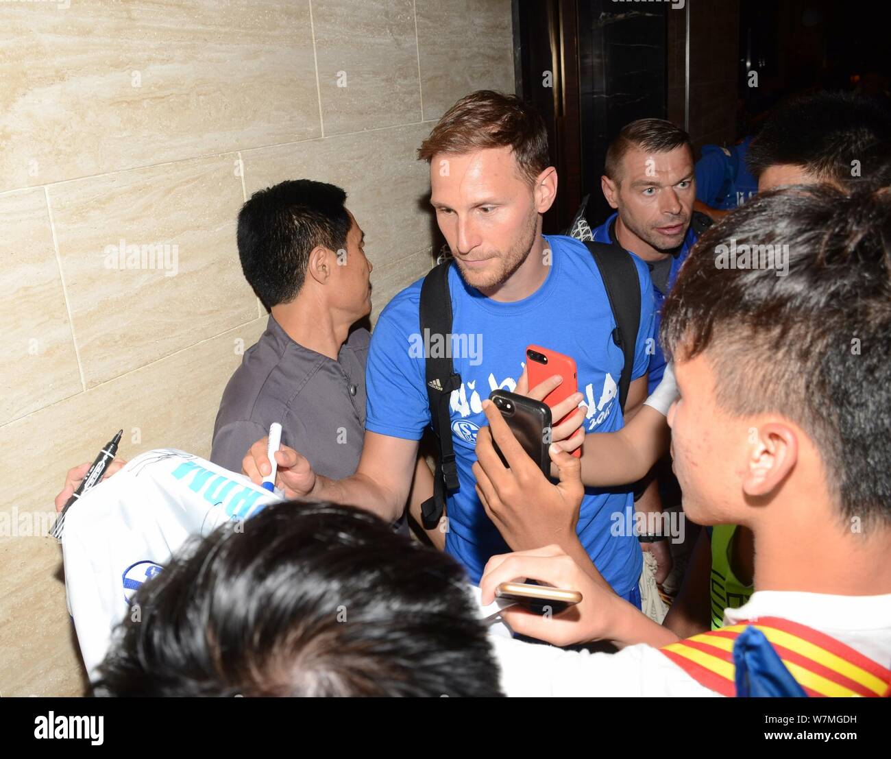 Joueur de football allemand Benedikt Howedes de FC Schalke 04 est représenté après l'arrivée à l'hôtel à Shanghai, Chine, le 17 juillet 2017. Banque D'Images