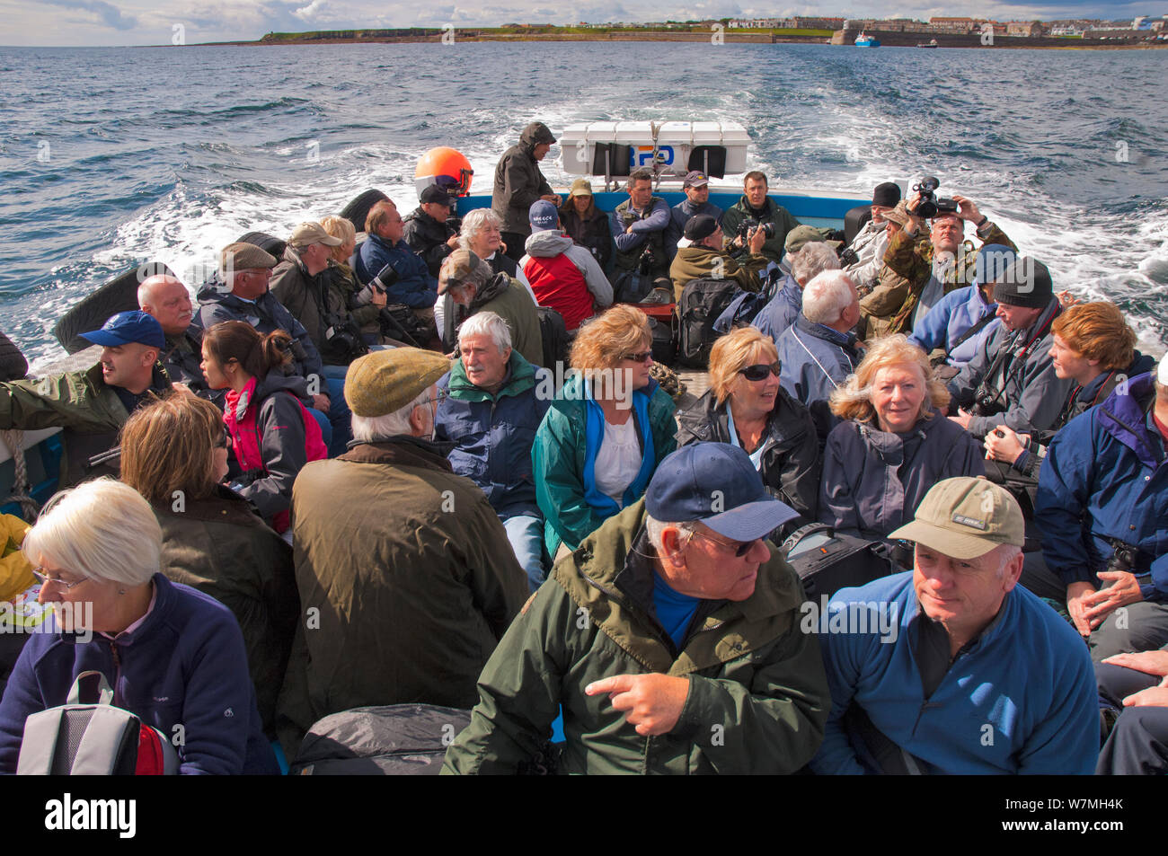 Les touristes sur le bateau en direction de l'Iles Farne de Seahouses Harbour, Northumberland, Angleterre, Royaume-Uni, juin. Années 2020 Livre VISION Plaque. Banque D'Images