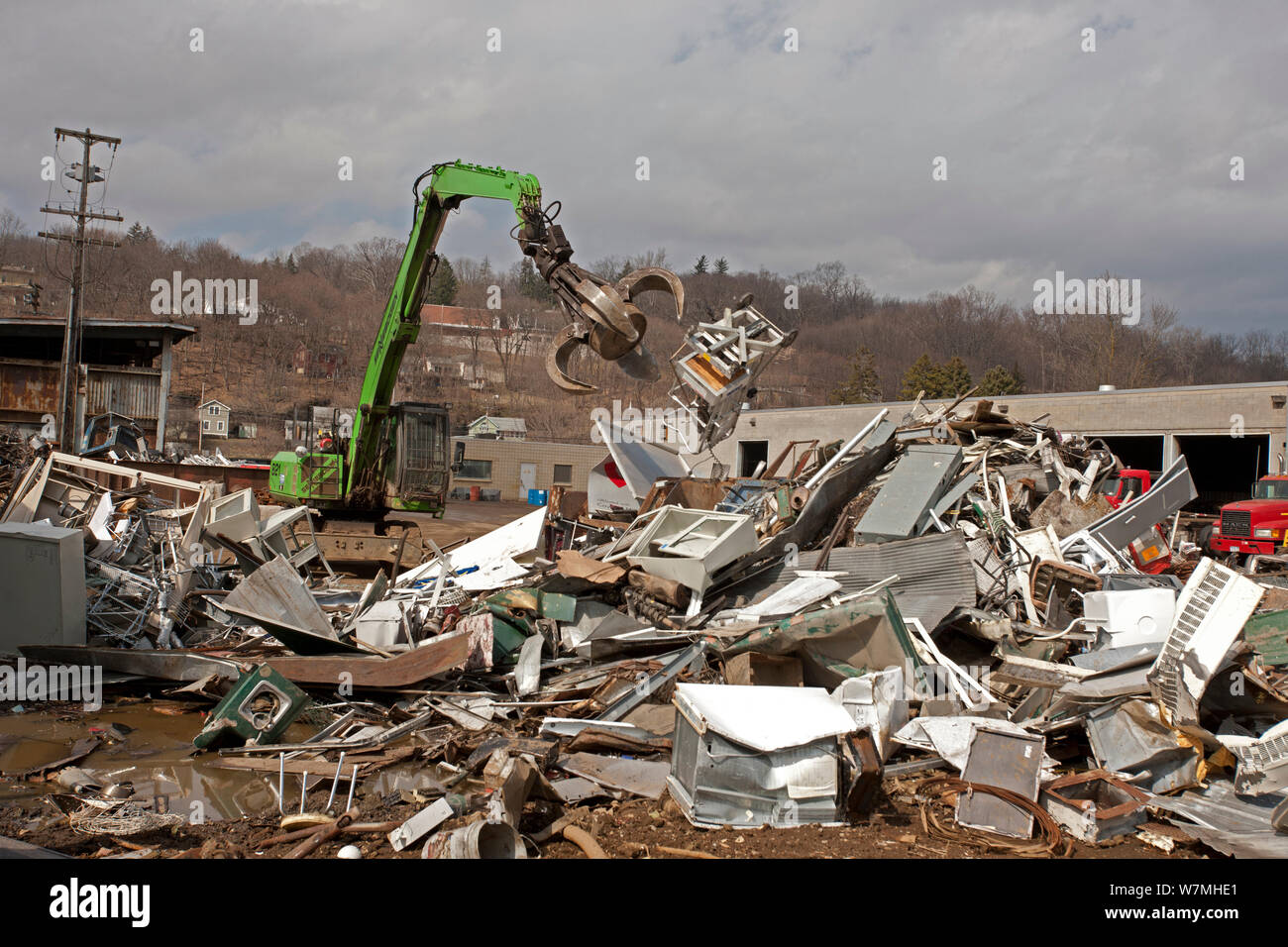 D'un réfrigérateur et divers autres métaux dans un gros tas avec des machines au centre de recyclage, Ithaca, New York, USA, les biens libérés. Banque D'Images