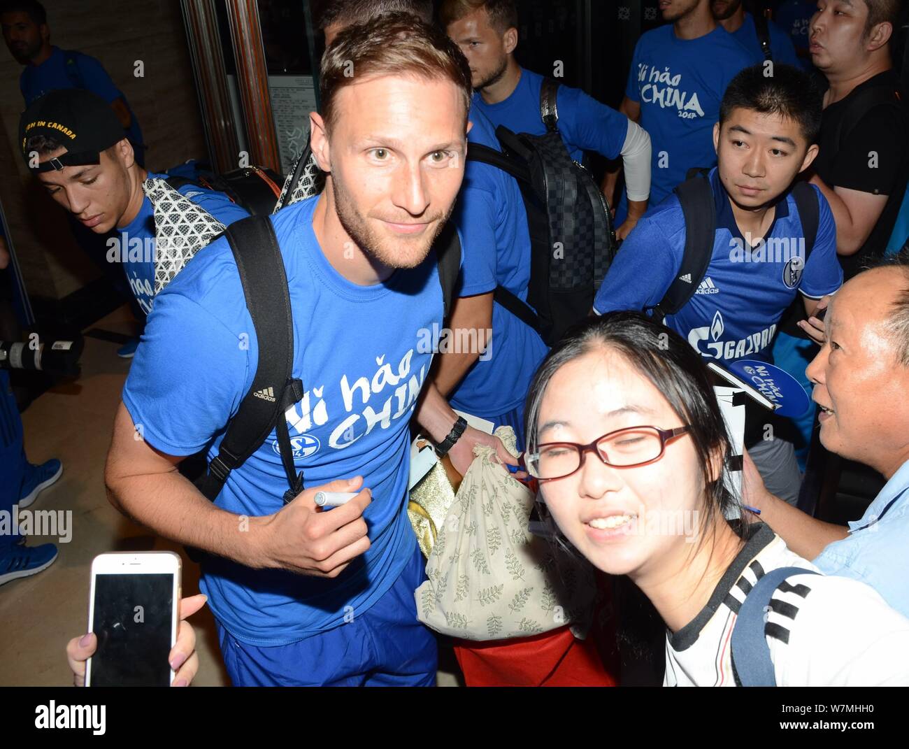 Joueur de football allemand Benedikt Howedes de FC Schalke 04, à gauche, pose d'autoportraits avec un ventilateur après l'arrivée à l'hôtel à Shanghai, Chine, 17 juillet 201 Banque D'Images