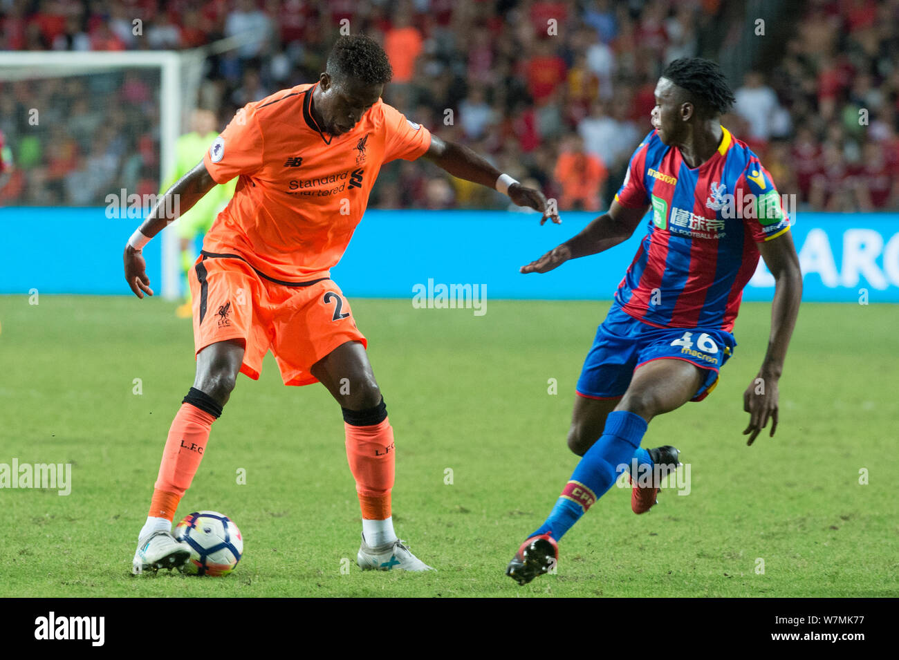 Nathaniel Clyne de Liverpool F.C., gauche, défis Aaron Wan-Bissaka de Crystal Palace FOOTBALL CLUB en demi-finale le au cours de la Premier League 2017 Asi Banque D'Images