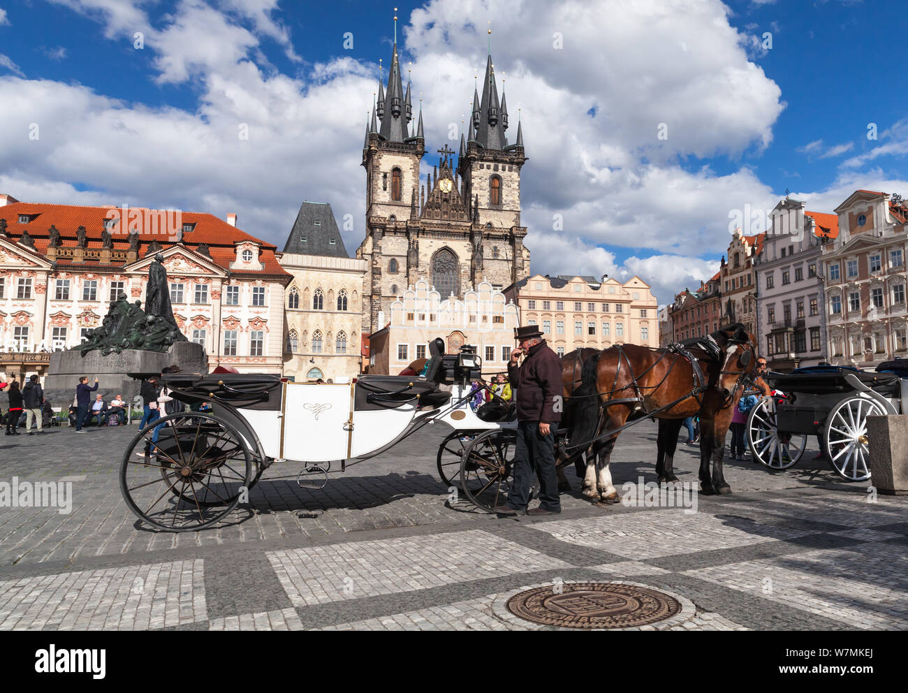 Prague, République tchèque - Mai 2, 2017 : White horse carriage et marcher les gens à la place de la vieille ville, avec l'église de la Mère de Dieu avant un retour sur Tyn Banque D'Images