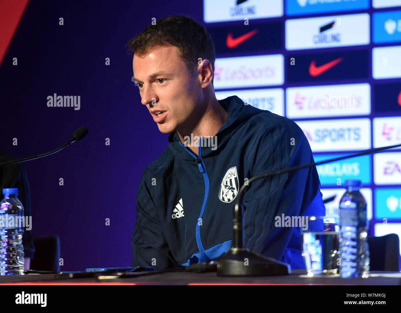 Joueur de football nord-irlandais Jonny Evans de West Bromwich Albion F.C. assiste à une conférence de presse pour la Premier League Trophy 2017 Asie contre Lei Banque D'Images