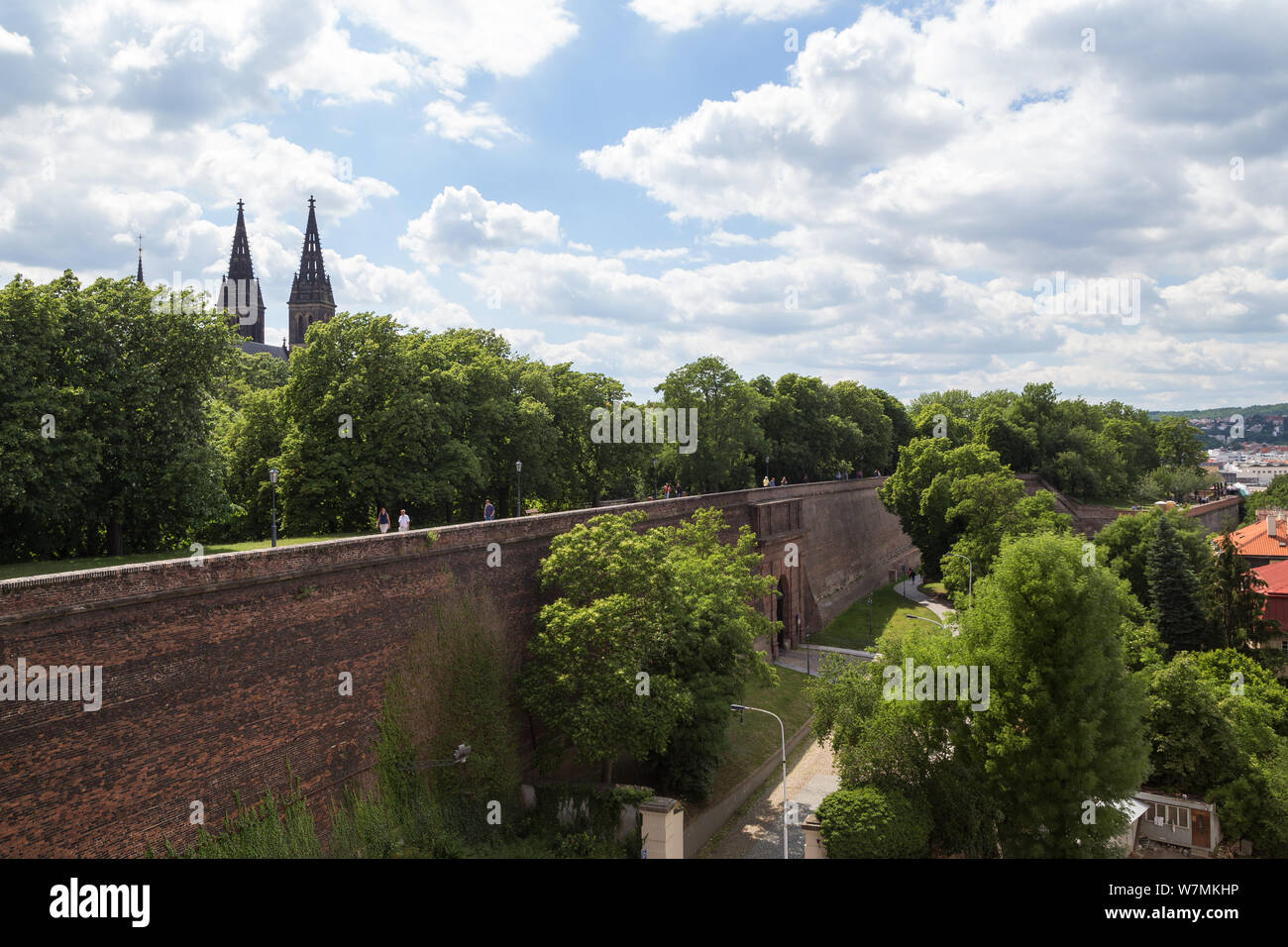 Les gens qui marchent au mur sur le terrain de château de Vysehrad à Prague, en République tchèque, lors d'une journée ensoleillée en été. Banque D'Images Les gens qui marchent au mur sur le terrain de château de Vysehrad à Prague, en République tchèque, lors d'une journée ensoleillée en été. Banque D'Images
