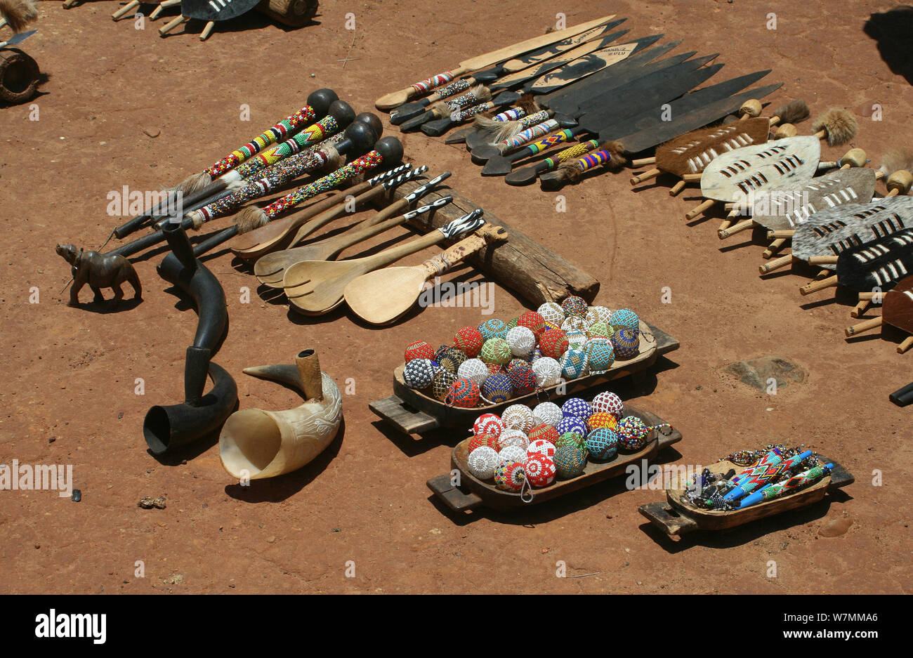 Collection de différents éléments Zoulou pour vente comme souvenirs à Shakaland Zulu Cultural Village, Eshowe, Kwazulu Natal, Afrique du Sud Banque D'Images