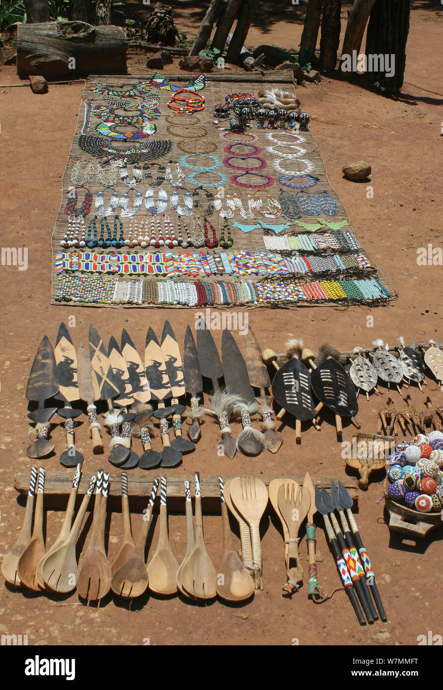 Collection de différents éléments Zoulou pour vente comme souvenirs à Shakaland Zulu Cultural Village, Eshowe, Kwazulu Natal, Afrique du Sud Banque D'Images