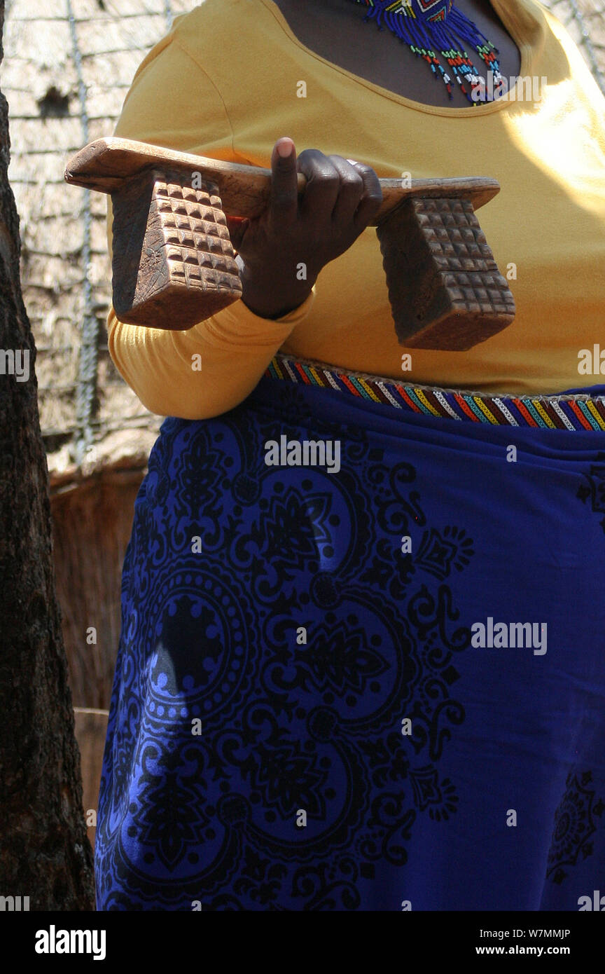 Zulu woman holding ce qu'ils utilisent comme un oreiller appui-tête () au village de la culture zoulou de Shakaland, Eshowe, Kwazulu Natal, Afrique du Sud Banque D'Images