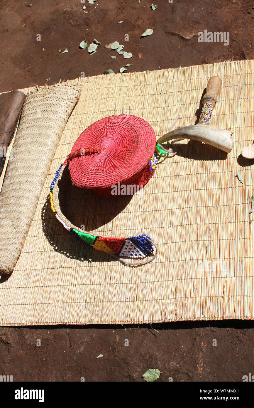 Zulu traditionnel chapeau et pipe sur l'affichage à Lesedi Cultural Village, berceau de l'humanité, l'Afrique du Sud Banque D'Images