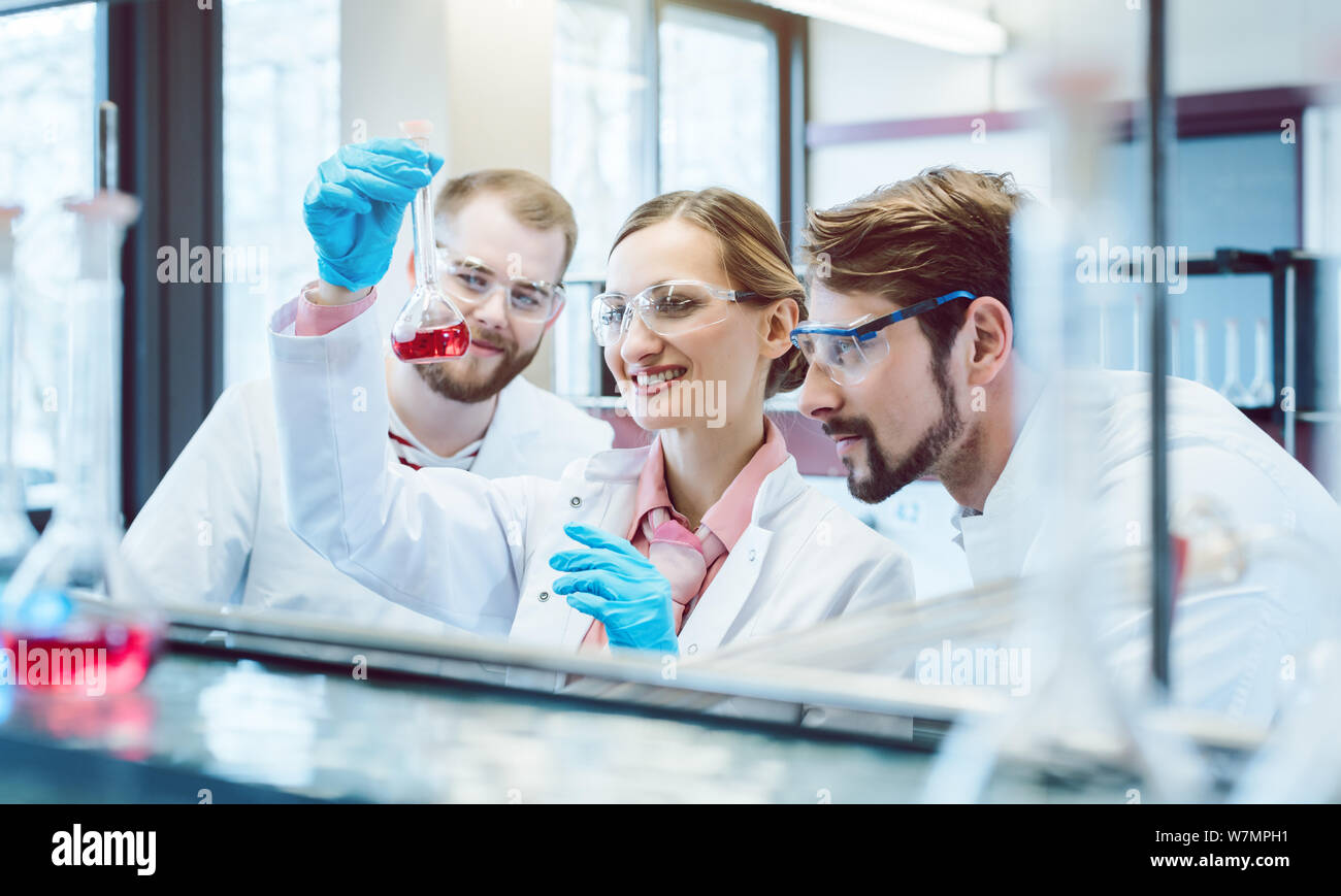 Les chimistes scientifique synthèse d'un nouveau composé Banque D'Images