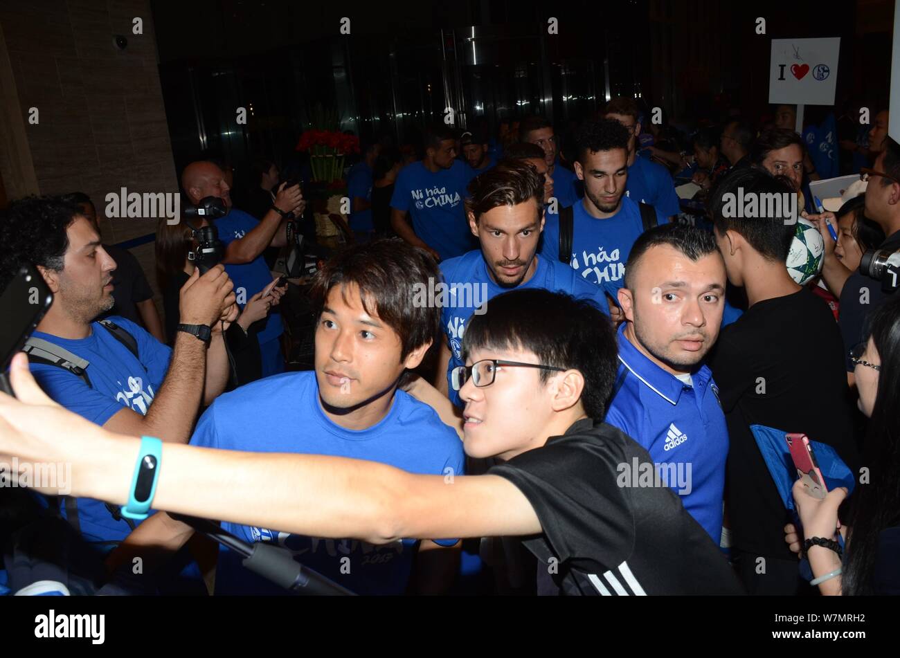 Carte Autographe Originale Signée Atsuto Uchida (FC Schalke 04, Saison 2010-11)