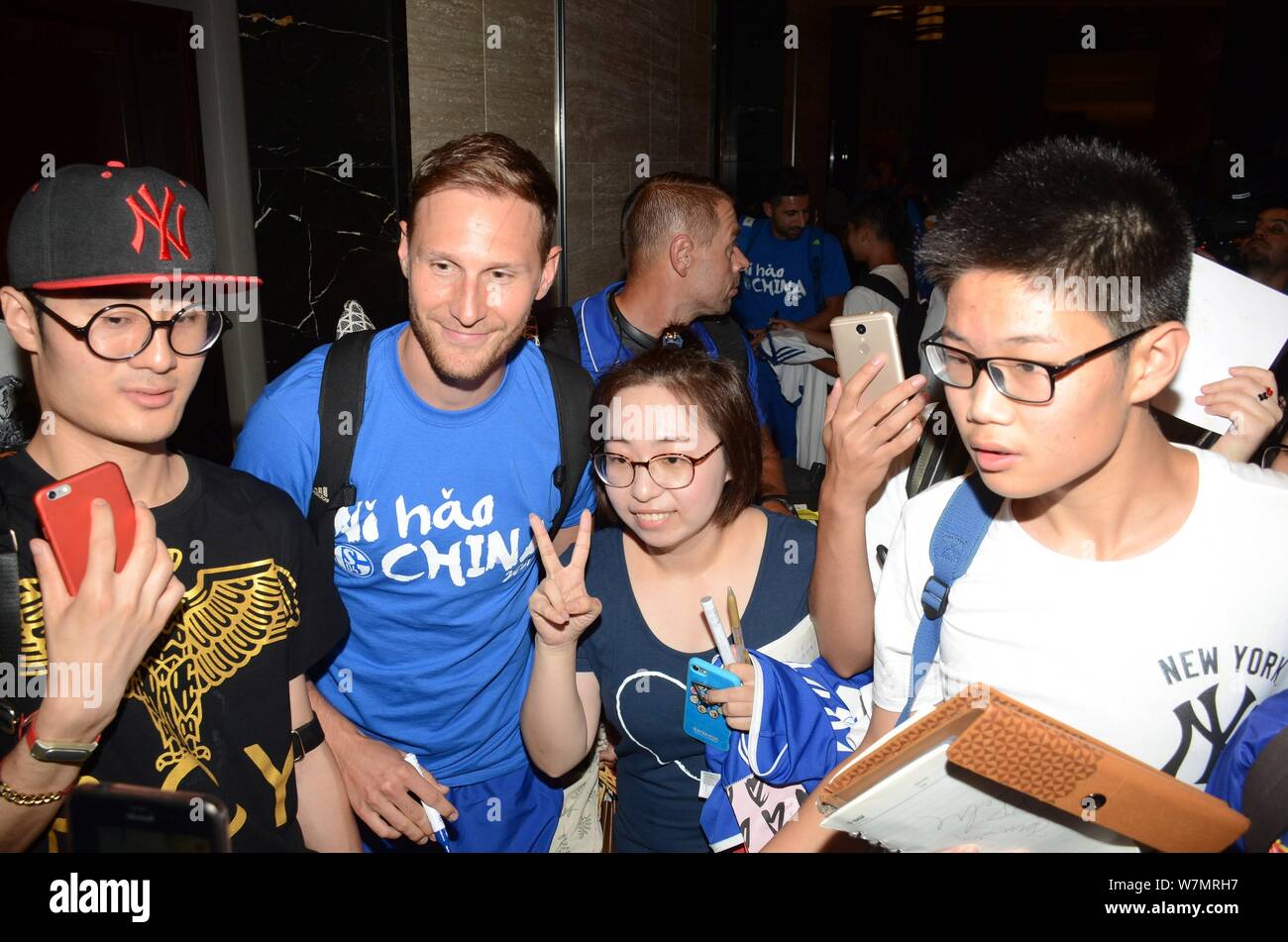 Joueur de football allemand Benedikt Howedes de FC Schalke 04 est représenté après l'arrivée à l'hôtel à Shanghai, Chine, le 17 juillet 2017. Banque D'Images