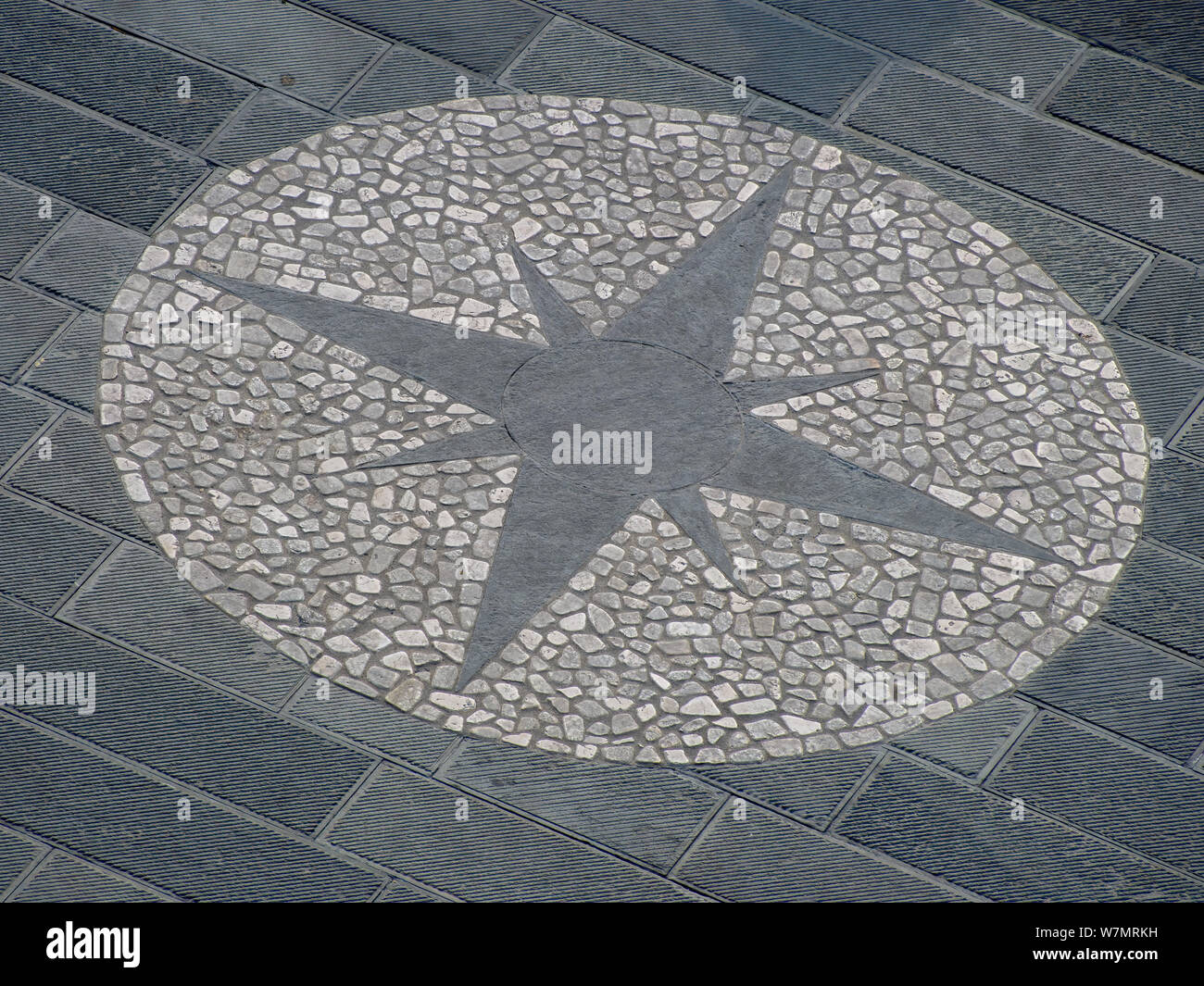 Boussole pour paver pavés de rue, de l'Italie. Étoiles à huit pointes. Banque D'Images