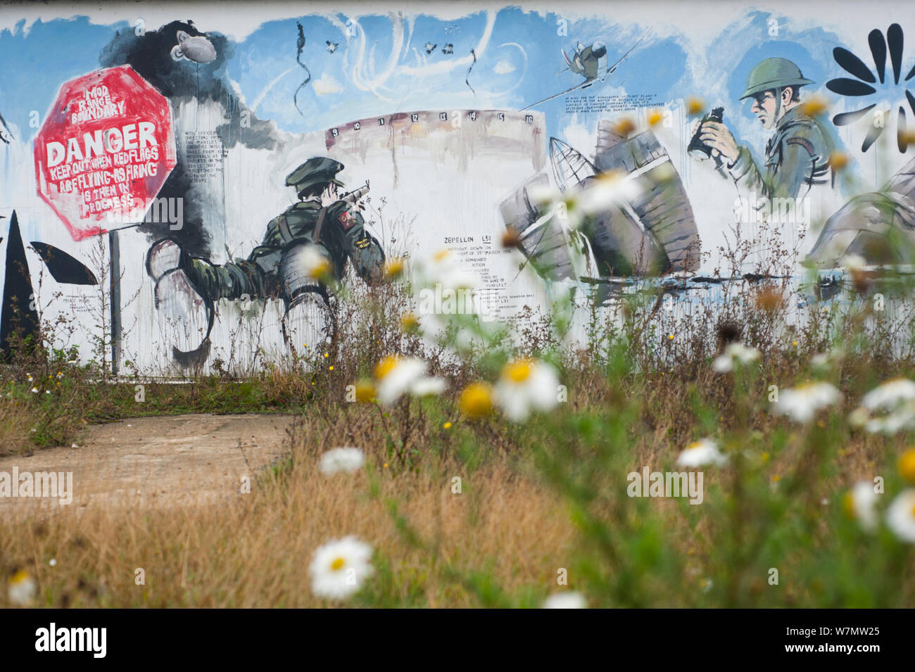 Graffiti sur mur de la réserve RSPB Rainham Marshes, reflétant son passé comme un champ de tir militaire, Essex, Angleterre, Royaume-Uni, novembre. Le saviez-vous ? Ces marais sont l'une des plus anciennes zones naturelles à Londres - ils ont été fermées au public pendant 100 ans au cours de laquelle cette région a été utilisé par les militaires. Banque D'Images