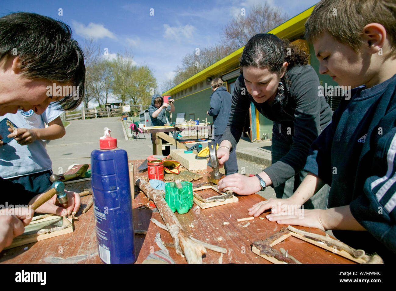 Les enfants volontaires de faire des articles utiles dans le cadre du cours d'apprentissage de compétences au niveau de la communauté agricole de la ville, Paris, France, avril 2009. Banque D'Images