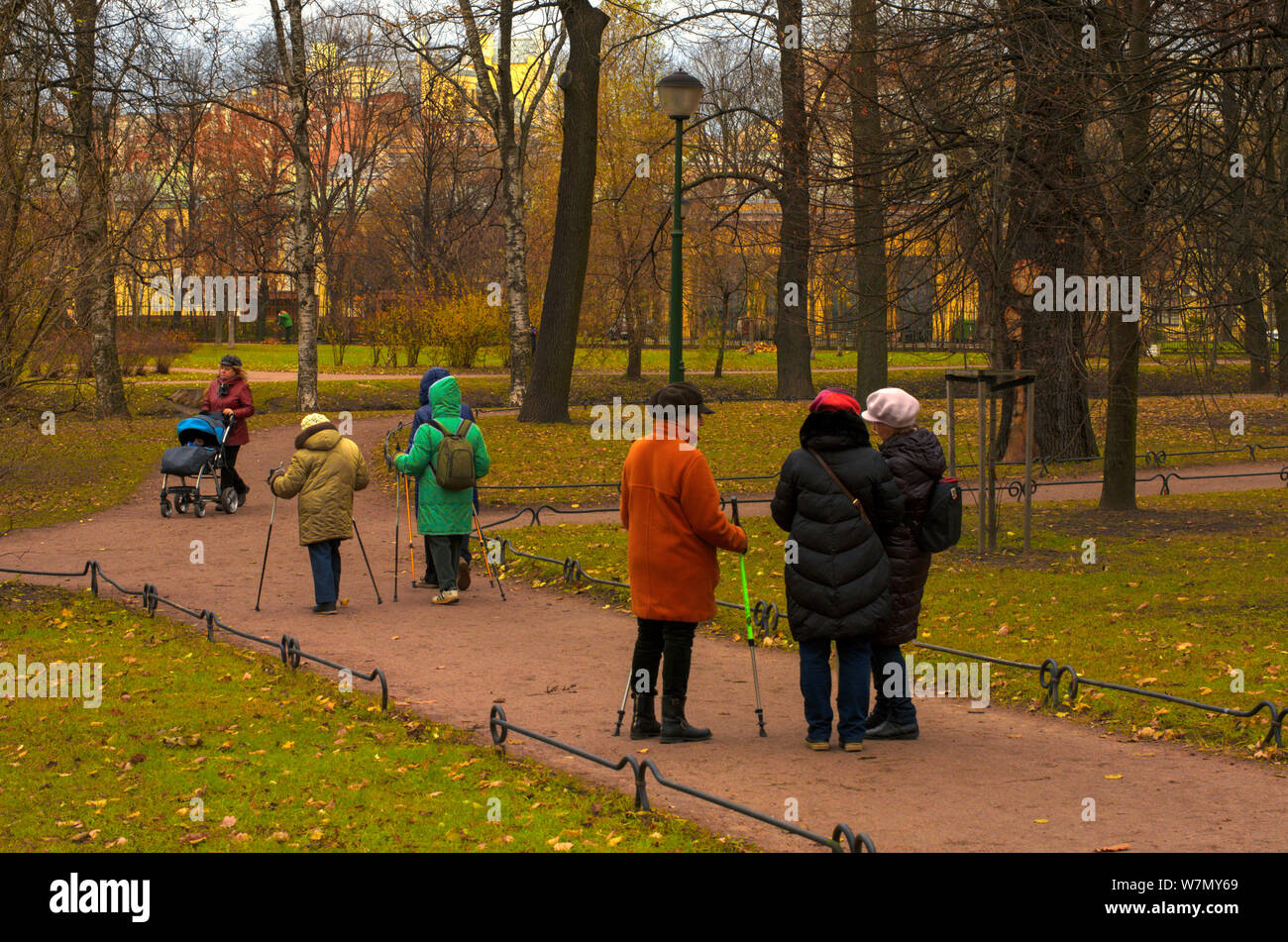 Saint Petersburg, Russie - 16 novembre 2018 : La communauté des aînés engagés dans la marche nordique dans le parc sur un jour nuageux en fin d'automne Banque D'Images
