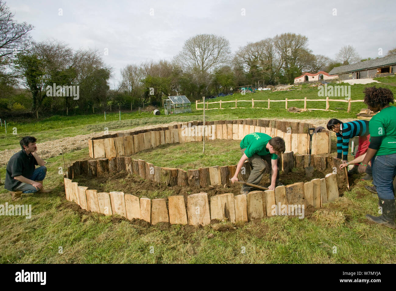 Les jeunes bénévoles aident à créer des lits de plantation élevé pour produire des denrées alimentaires, les pieds sur terre, projet environnemental Murton, Gower, dans le sud du Pays de Galles, UK 2009 Banque D'Images