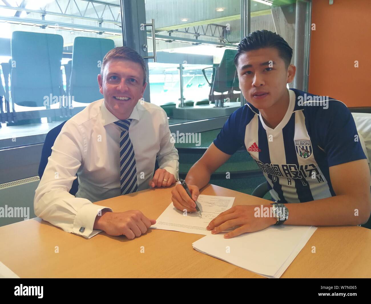 L'attaquant chinois Zhang, M. Yuning droite, signe un contrat avec West Bromwich Albion à Brême, Allemagne, 3 juillet 2017. West Bromwich Albion ont signé Ch Banque D'Images