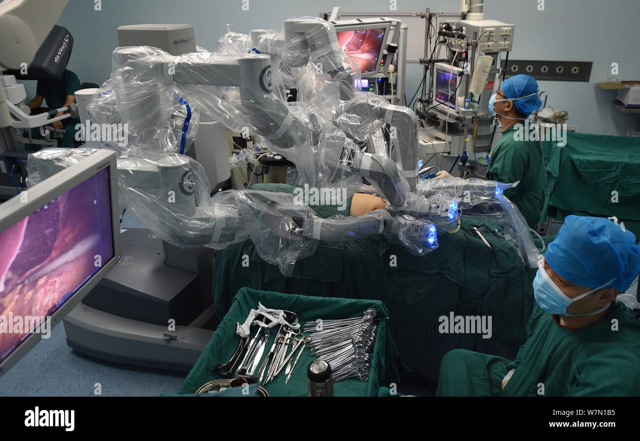 Un robot équipé de caméras est d'effectuer sa première chirurgie cardiaque de 31 ans, patient avec une maladie cardiaque congénitale à la première Banque D'Images