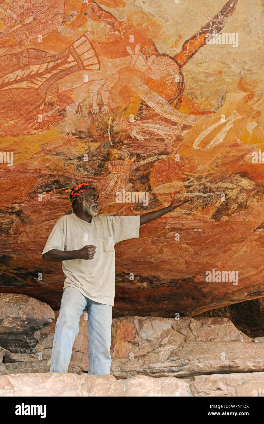 L'art rupestre autochtone s'expliquant par le guide Arnhemland, Territoires du Nord-Ouest, l'Australie, mai 2009 Banque D'Images