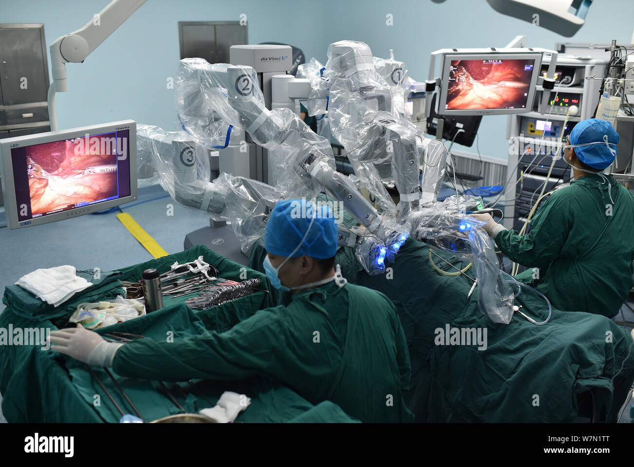 Un robot équipé de caméras est d'effectuer sa première chirurgie cardiaque de 31 ans, patient avec une maladie cardiaque congénitale à la première Banque D'Images