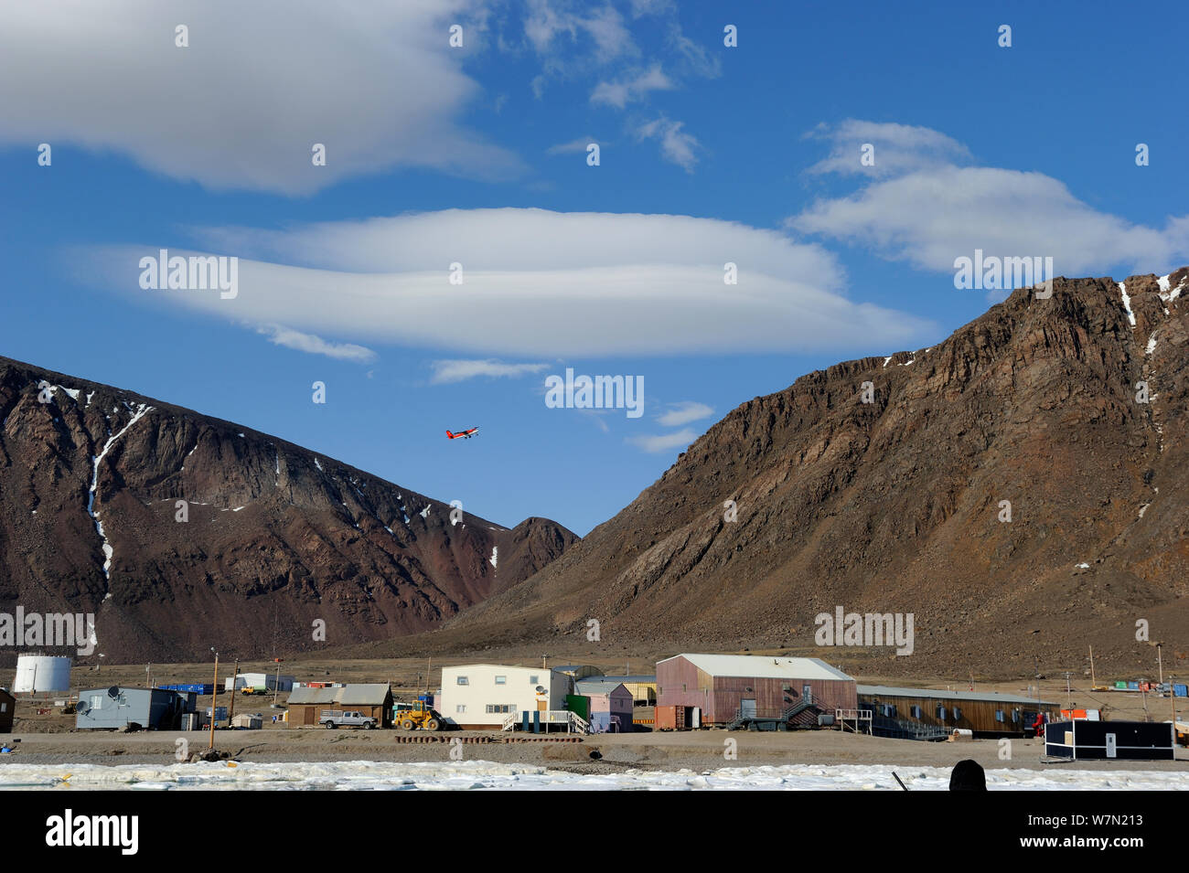 Avion au décollage de Grise Fiord Inuit Community, l'île d'Ellesmere, Nunavut, Canada, juin 2012. Banque D'Images