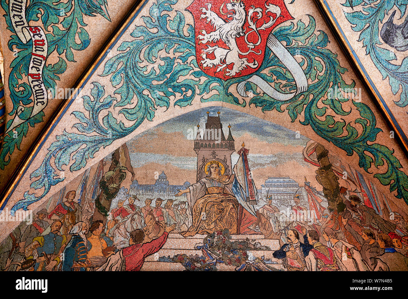 Prague République tchèque. Peint le plafond décoré dans le hall principal de l'ancienne Mairie Banque D'Images