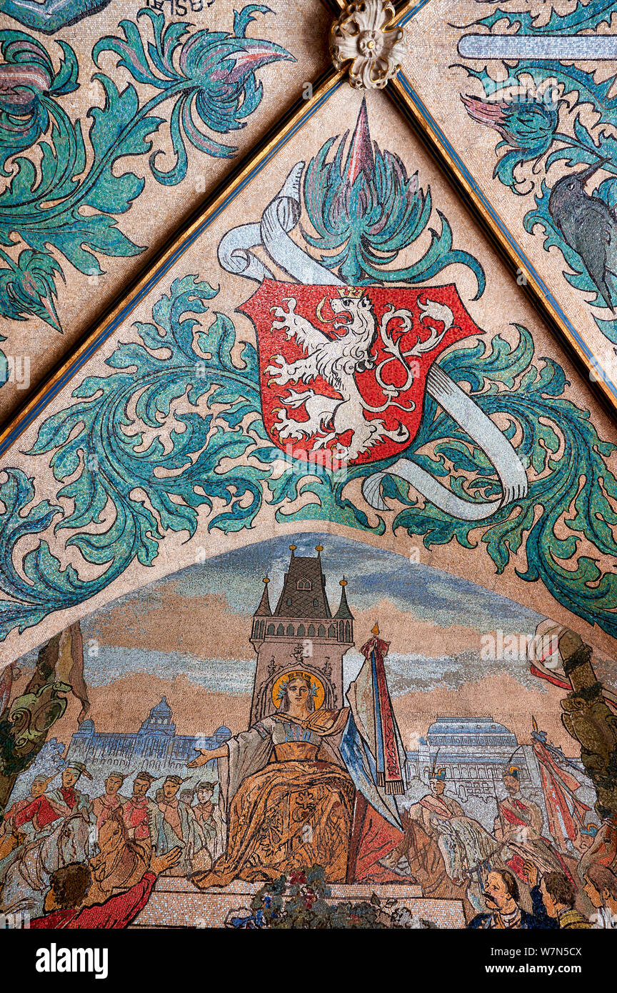 Prague République tchèque. Peint le plafond décoré dans le hall principal de l'ancienne Mairie Banque D'Images