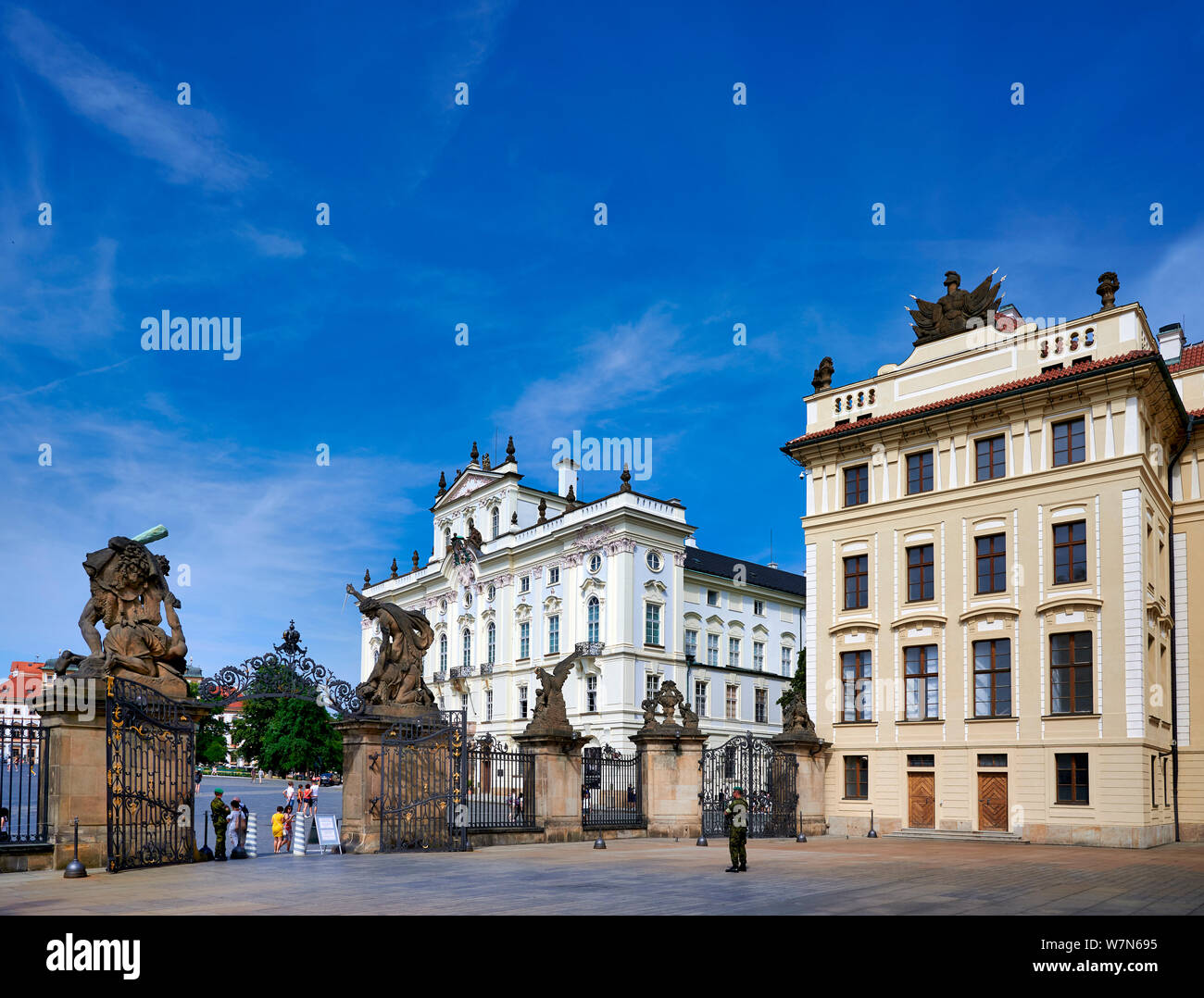 Prague République tchèque. Palais de l'archevêque au château Banque D'Images