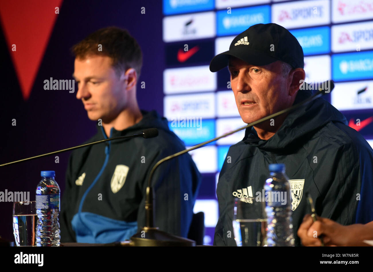 L'entraîneur-chef Tony Pulis, droite, et joueur de football nord-irlandais Jonny Evans de West Bromwich Albion F.C. assister à une conférence de presse pour la Premi 2017 Banque D'Images