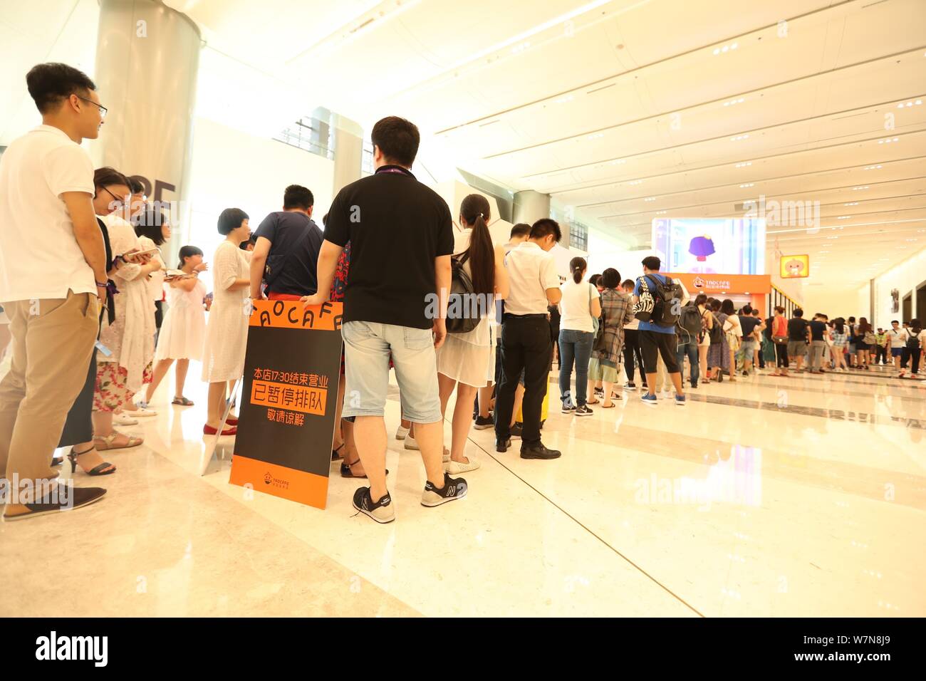 Les clients jusqu'à l'extérieur de la ligne TAOCAFE, Alibaba Group Président Jack Ma Yun's premier supermarché sans pilote, dans la ville de Hangzhou, Zhejiang Province de Chine orientale, Banque D'Images