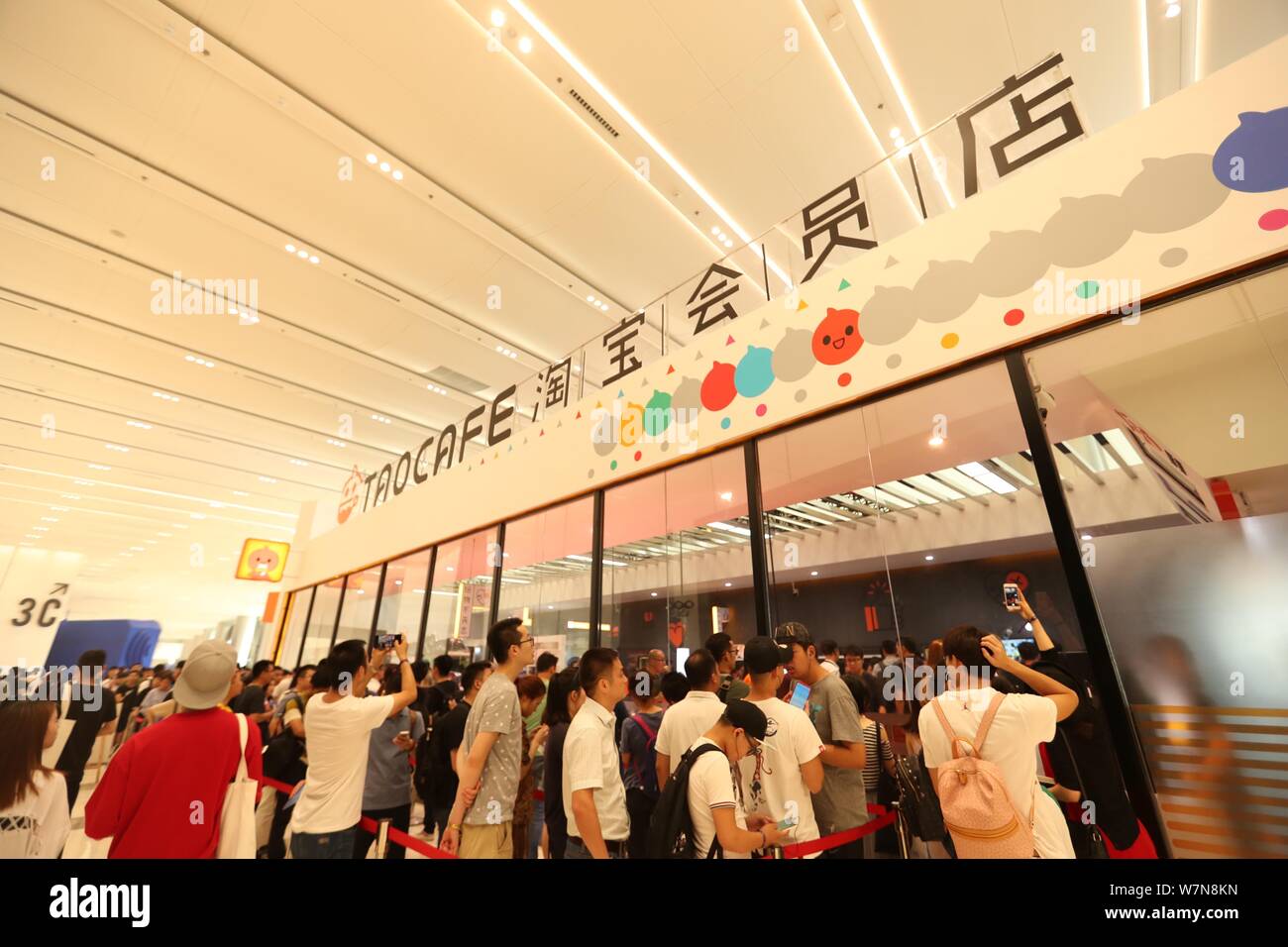 Ligne Clients en dehors de l'TAOCAFE, Alibaba Group Président Jack Ma Yun's premier supermarché sans pilote, dans la ville de Hangzhou, Zhejiang en Chine est de bauvin Banque D'Images