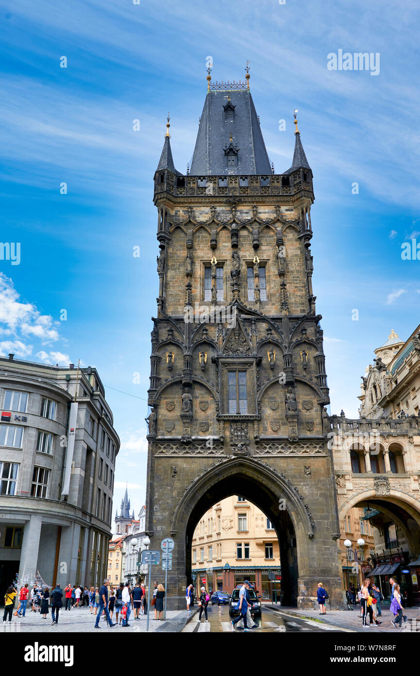 Prague République tchèque. La tour Poudrière at old town Banque D'Images