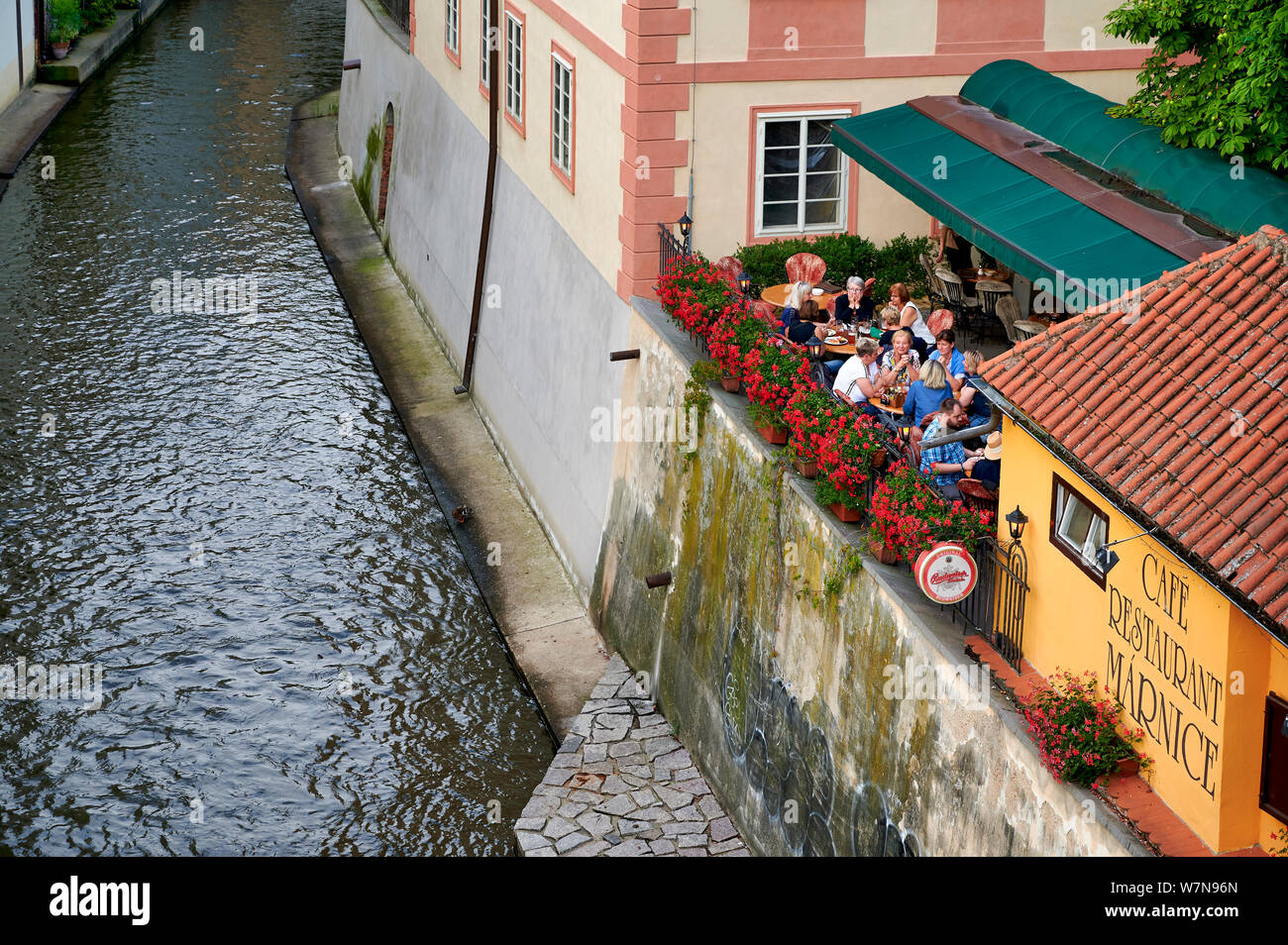 Prague République tchèque. Les touristes en train de dîner dans un restaurant confortable par le pont Charles Banque D'Images