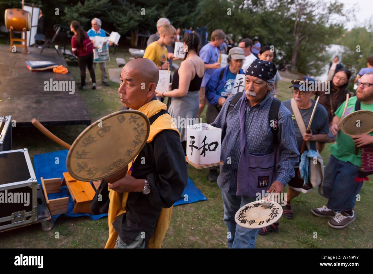 Br. Senji Kanaeda, dans la robe jaune, conduit la procession à la Toro Nagashi flottante Lanterne Cérémonie à Seattle, Washington, le 6 août 2019. "D'Hiroshima à l'espoir" est maintenu en mémoire des victimes de la bombe atomique sur l'anniversaire du bombardement de Hiroshima, au Japon. La cérémonie, organisée par un classement de la paix, les libertés civiles, religieuses et organismes du patrimoine culturel, honore les victimes des bombardements d'Hiroshima et Nagasaki, et toutes les victimes de la violence. C'est une adaptation d'un ancien rituel bouddhiste Japonais, le Toro Nagashi, dans lequel les âmes de lanternes représentant l Banque D'Images