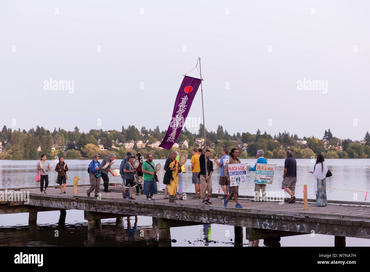 Br. Senji Kanaeda, dans la robe jaune, conduit la procession à la Toro Nagashi flottante Lanterne Cérémonie à Seattle, Washington, le 6 août 2019. "D'Hiroshima à l'espoir" est maintenu en mémoire des victimes de la bombe atomique sur l'anniversaire du bombardement de Hiroshima, au Japon. La cérémonie, organisée par un classement de la paix, les libertés civiles, religieuses et organismes du patrimoine culturel, honore les victimes des bombardements d'Hiroshima et Nagasaki, et toutes les victimes de la violence. C'est une adaptation d'un ancien rituel bouddhiste Japonais, le Toro Nagashi, dans lequel les âmes de lanternes représentant l Banque D'Images
