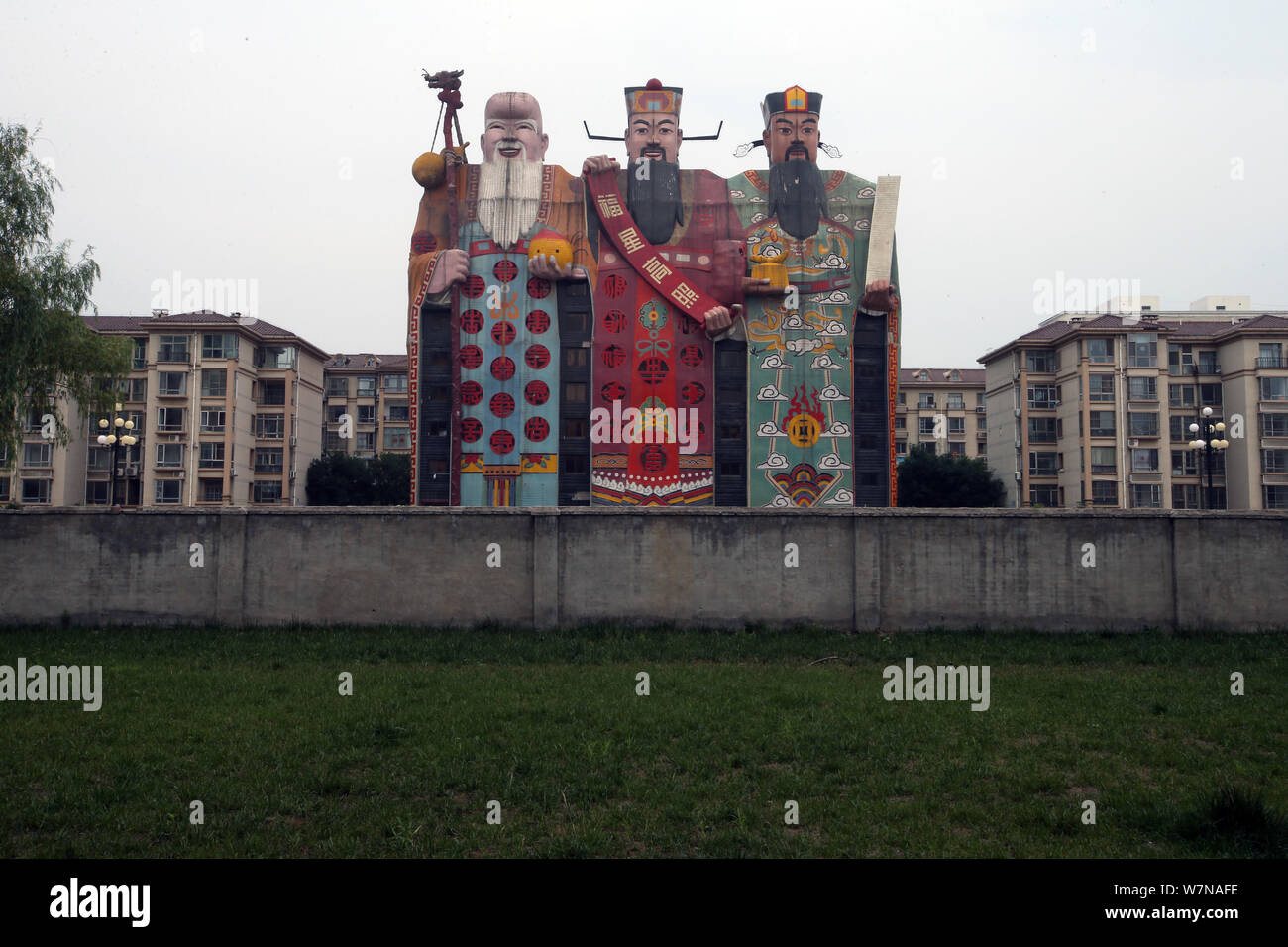 Avis de l'hôtel Tianzi, qui ressemble à Fu Lu Shou, les trois Dieux chinois de la bonne fortune, la prospérité et la longévité, dans la ville de Sanhe, Chine du nord. Banque D'Images