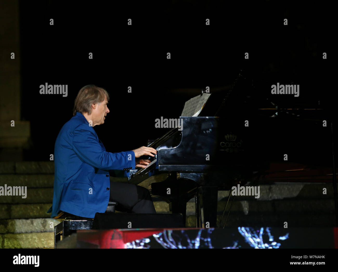 Le pianiste français Richard Clayderman fonctionne à son 40e anniversaire concert à Qingyan ville ancienne, Guiyang city, au sud-ouest de la province du Guizhou, Chine Banque D'Images