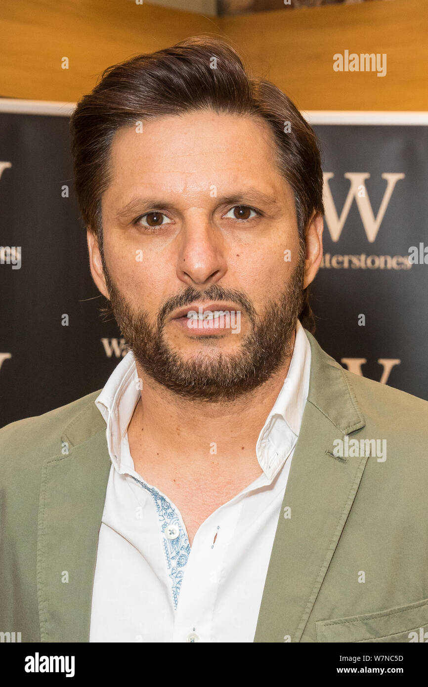L'ancien capitaine de cricket du Pakistan, Shahid Afridi, signes des