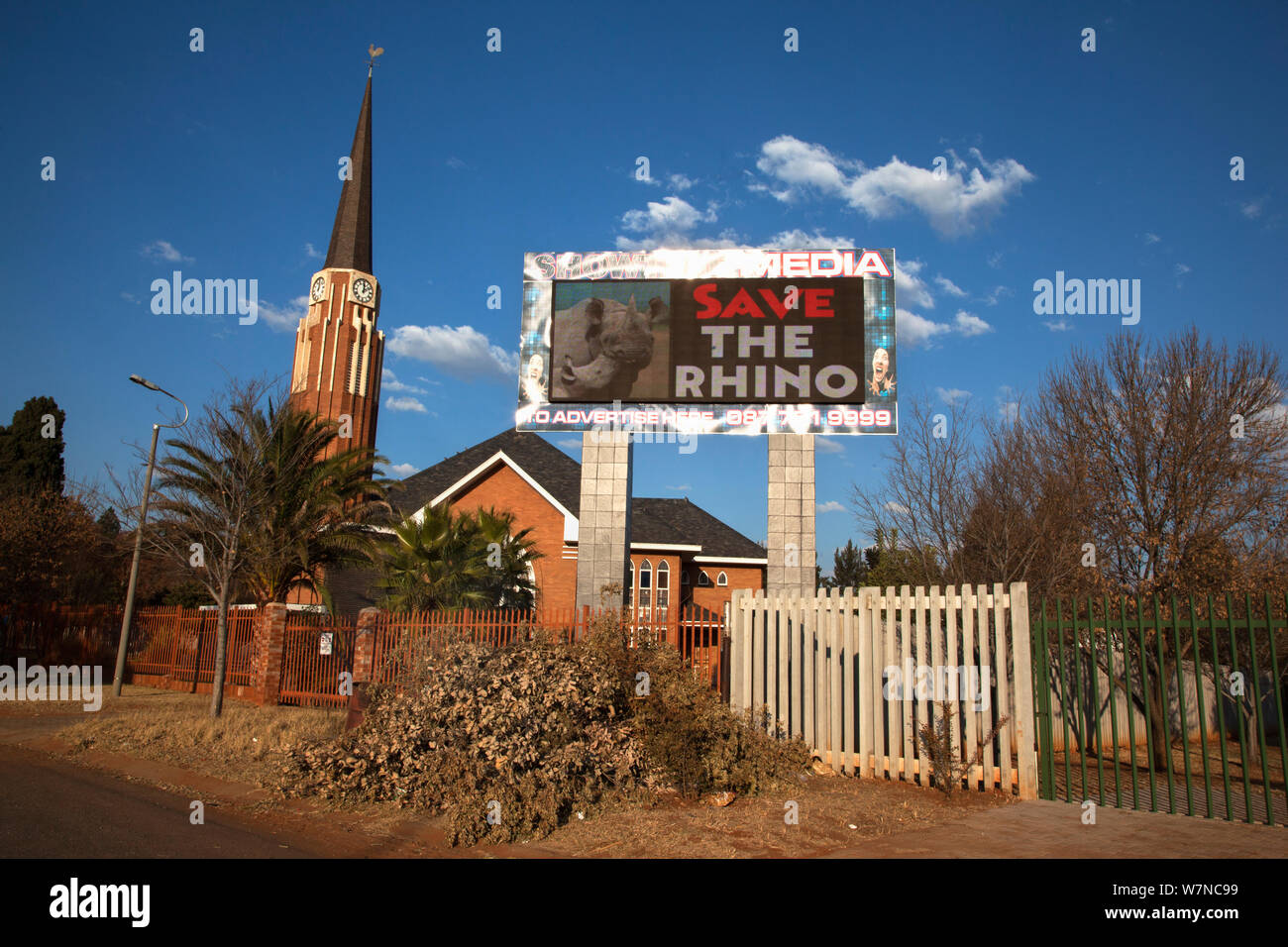 L'église d'Afrique du Sud avec Save the Rhino slogan anti-braconnage sur le panneau publicitaire, Klerksdorp, province du Nord-Ouest, Afrique du Sud, juin 2012. Utilisez uniquement éditoriale Banque D'Images