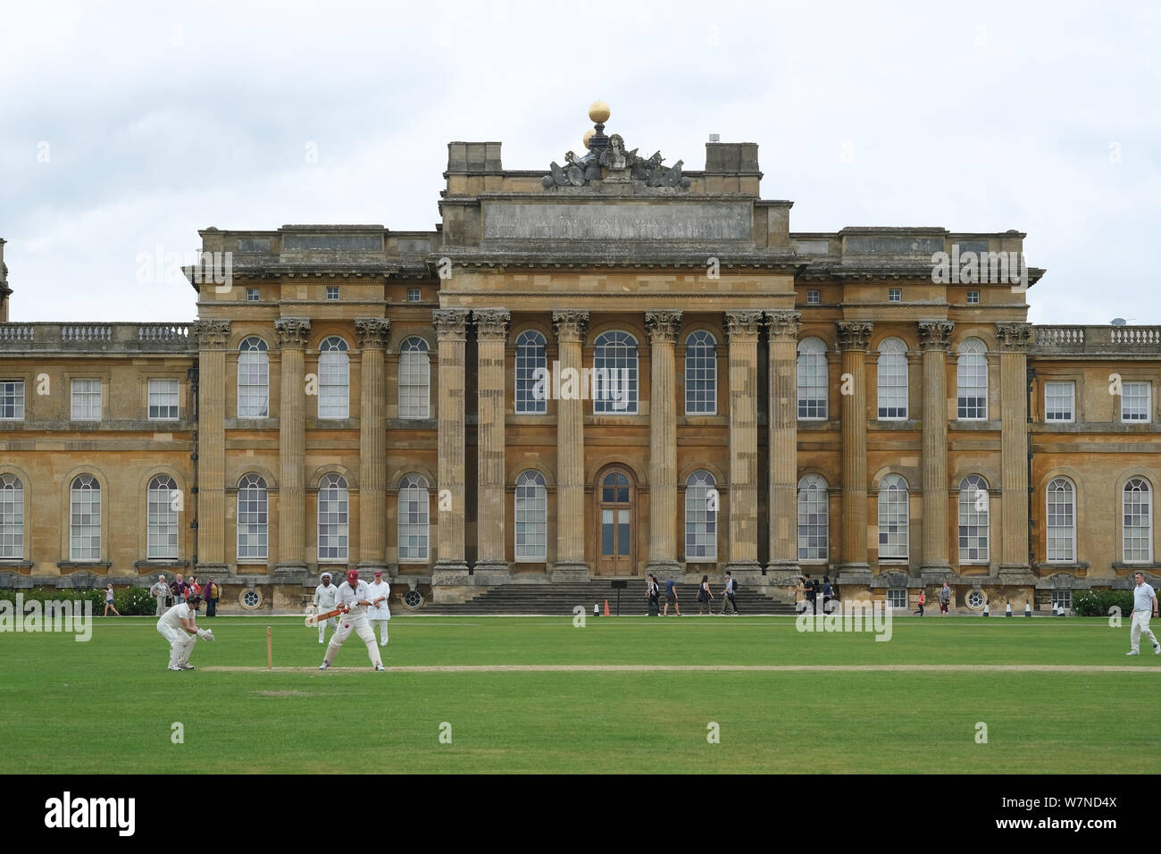 Cricket sur la pelouse à Blenheim Palace dans l'Oxfordshire Banque D'Images