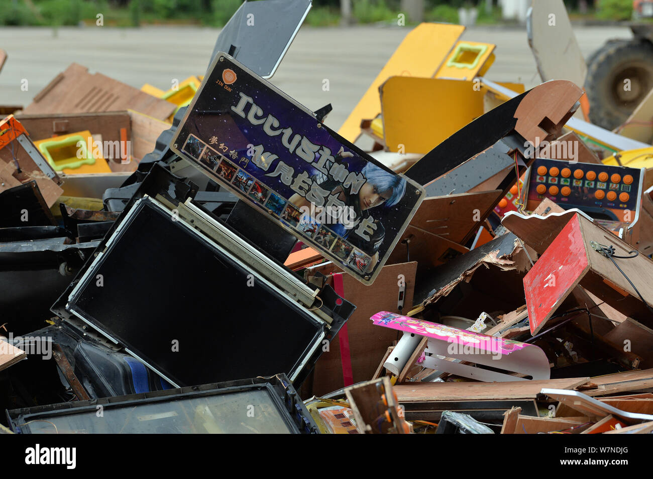 Plus de 2860 machines de jeu saisis par les agents de police sont démolis par les pelles à Nanjing, Jiangsu province de Chine orientale, le 3 juillet 2017. Banque D'Images