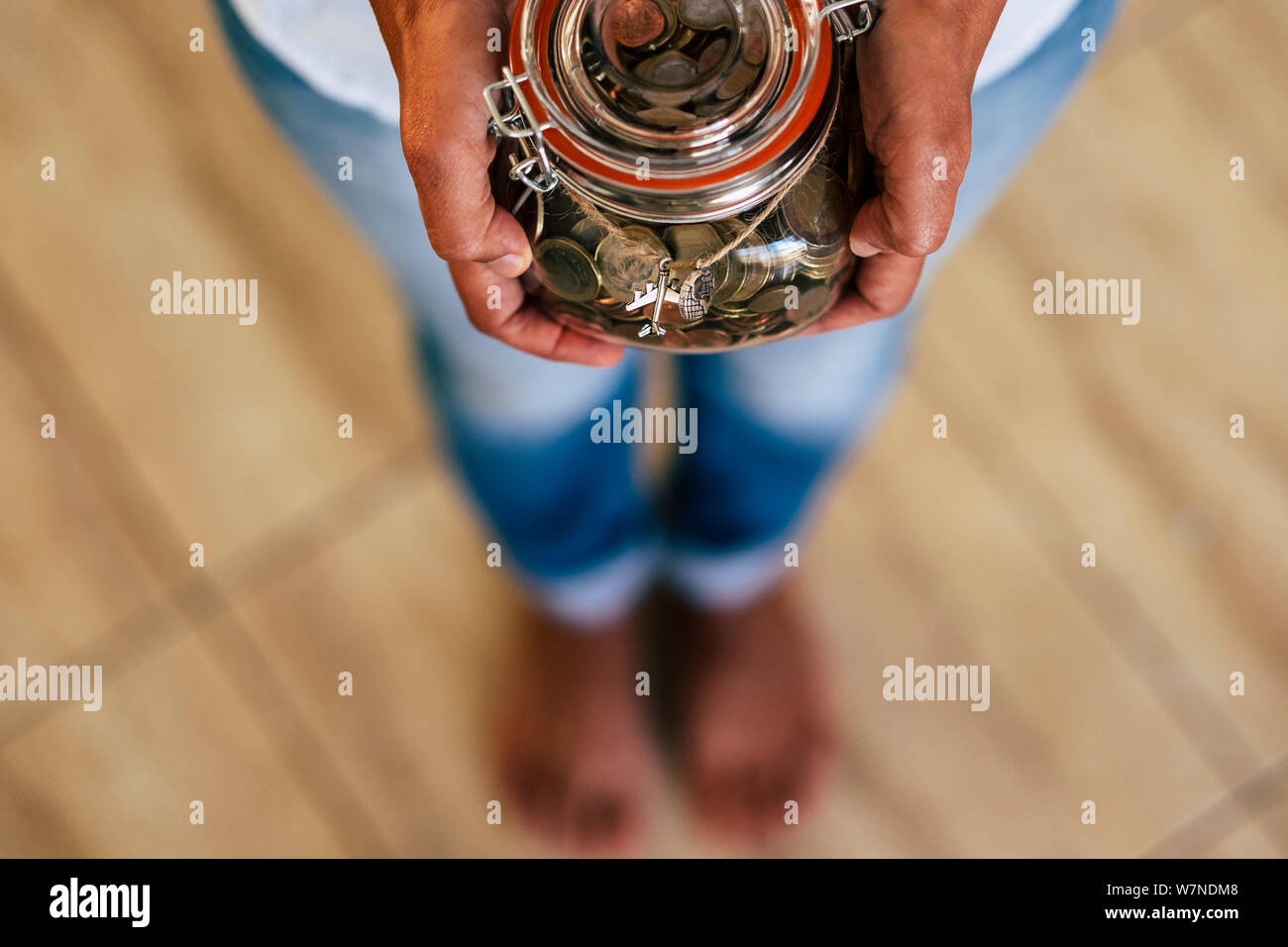 Voir ci-dessus avec décentreriez .Concept de l'économie d'argent transparent verre ina tirelire pour nex et voyage vacances été locations -europe euro Coins - marbre Banque D'Images