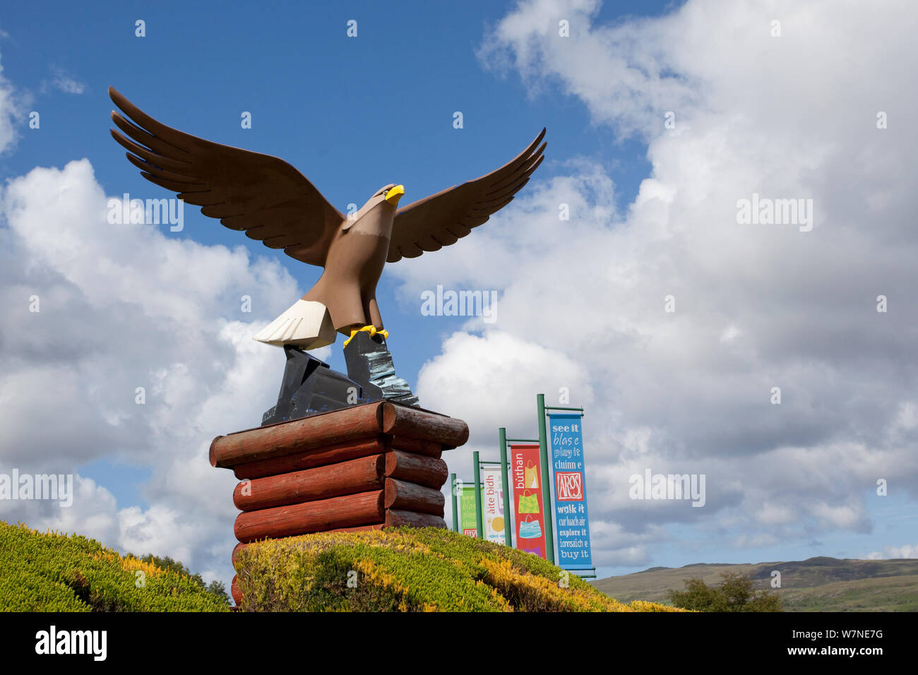 L'aigle de mer à queue blanche sculpture utilisé comme emblème pour centre d'Aros, Portree, Skye, Hébrides intérieures, Écosse, Royaume-Uni, juin 2011. Années 2020 Livre VISION Plaque. Banque D'Images