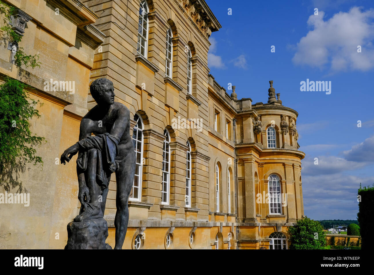Une statue à l'entrée de l'garens à Blenheim Palace Banque D'Images