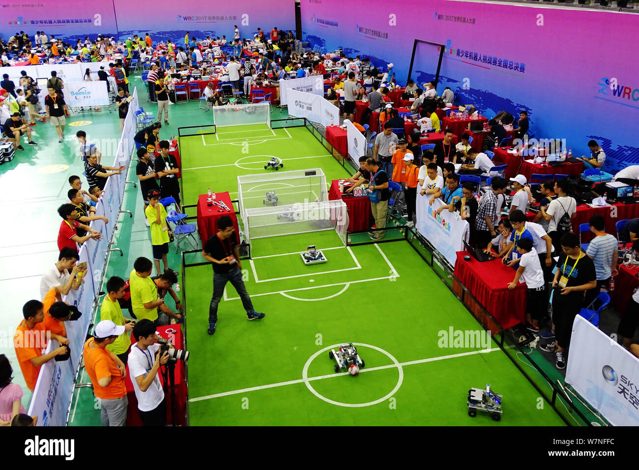 Les candidats à prendre part à l'adolescence le Robot Soccer Challenge lors de la finale nationale du Défi de l'Adolescence RoboCom du monde Concours Robot 201 Banque D'Images