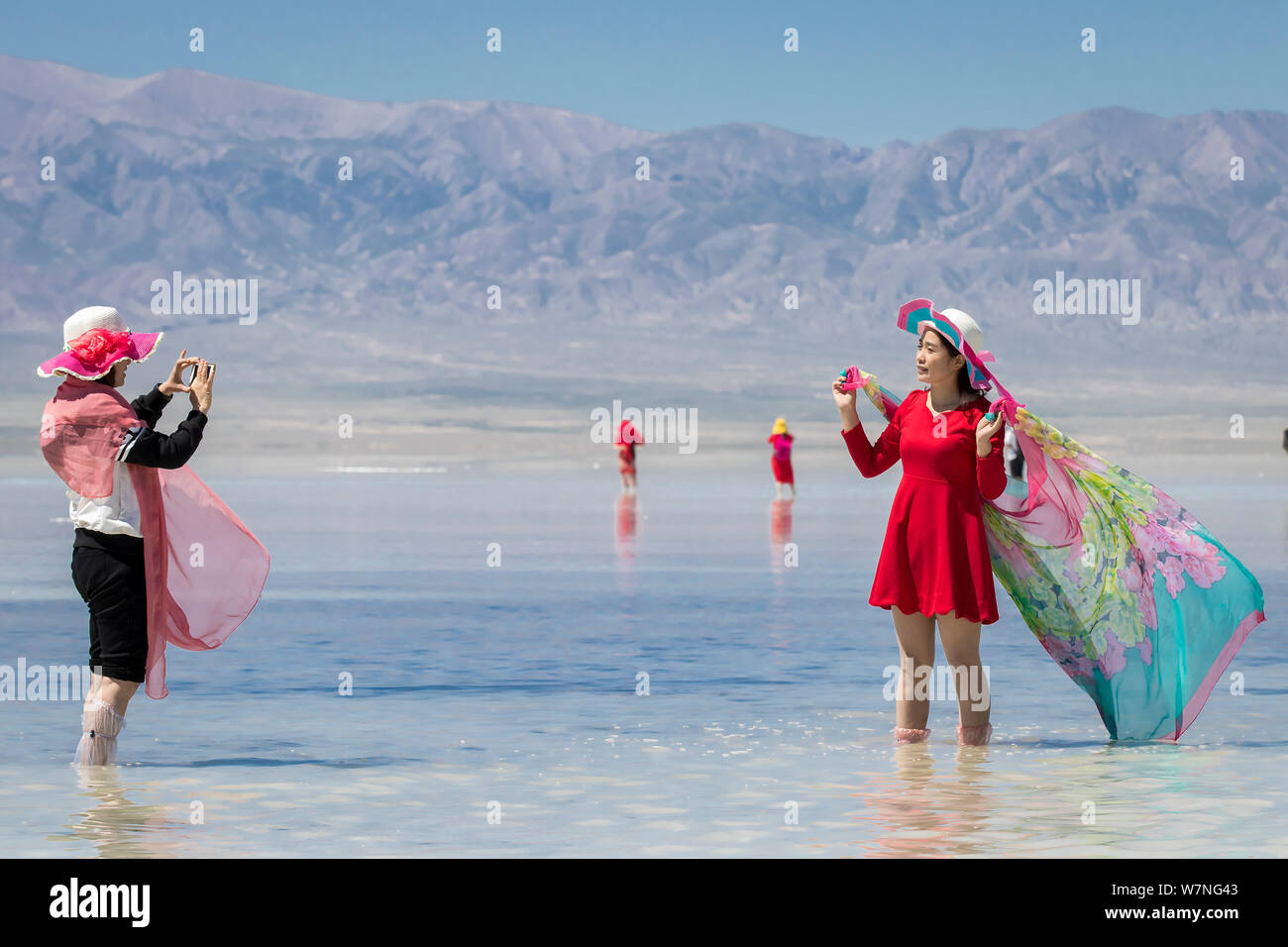 Les touristes de prendre des photos comme ils visitent le Chaka Salt Lake dans le comté de Ulan, Haixi préfecture autonome tibétaine et mongole, nord-ouest de la Chine Qinghai du provi Banque D'Images