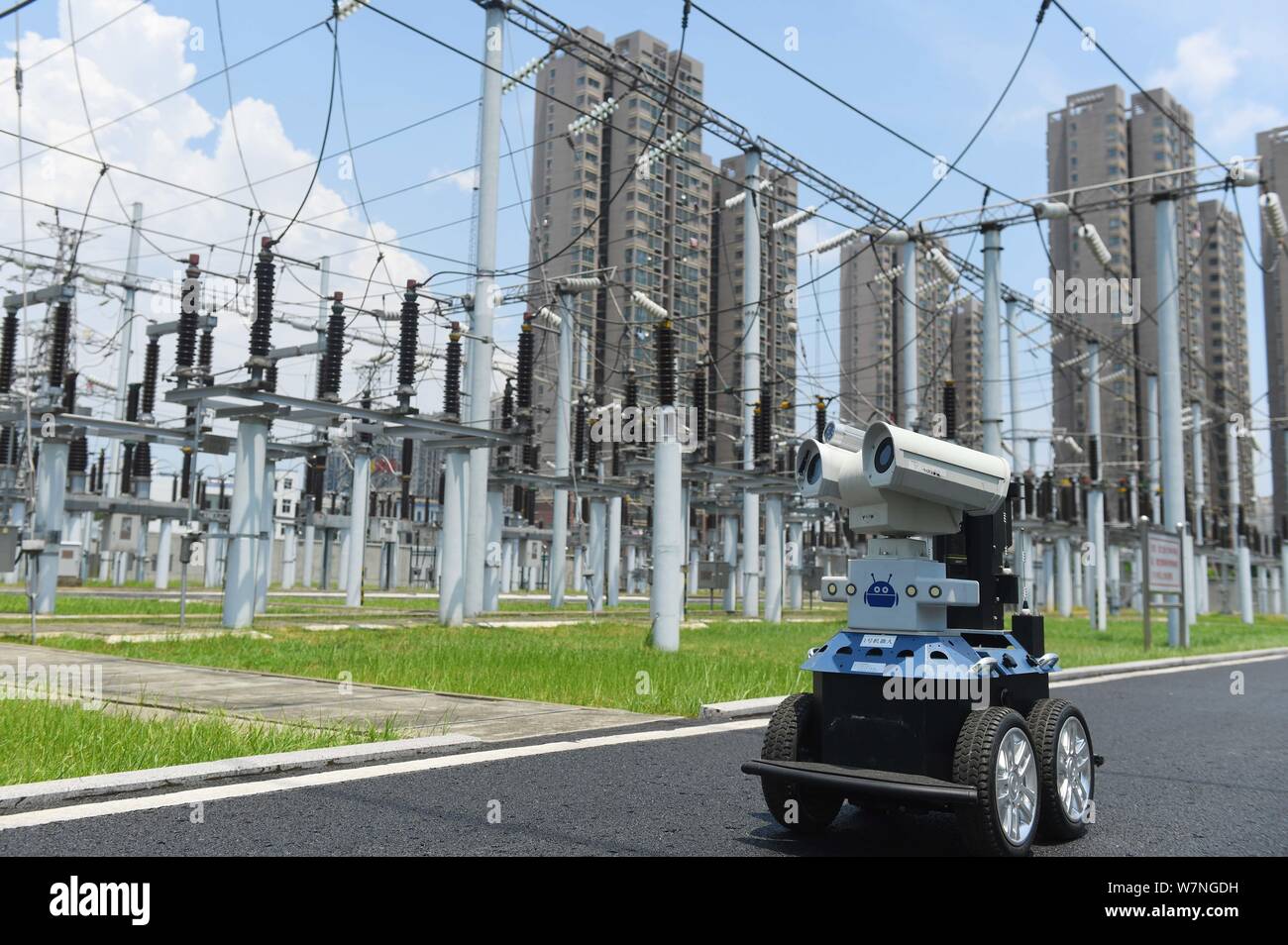 Un robot est représenté comme il est utilisé pour aider les travailleurs chinois vérifier la sous-station au cours des jours torrides à un poste de transformation électrique à Chuzhou Banque D'Images